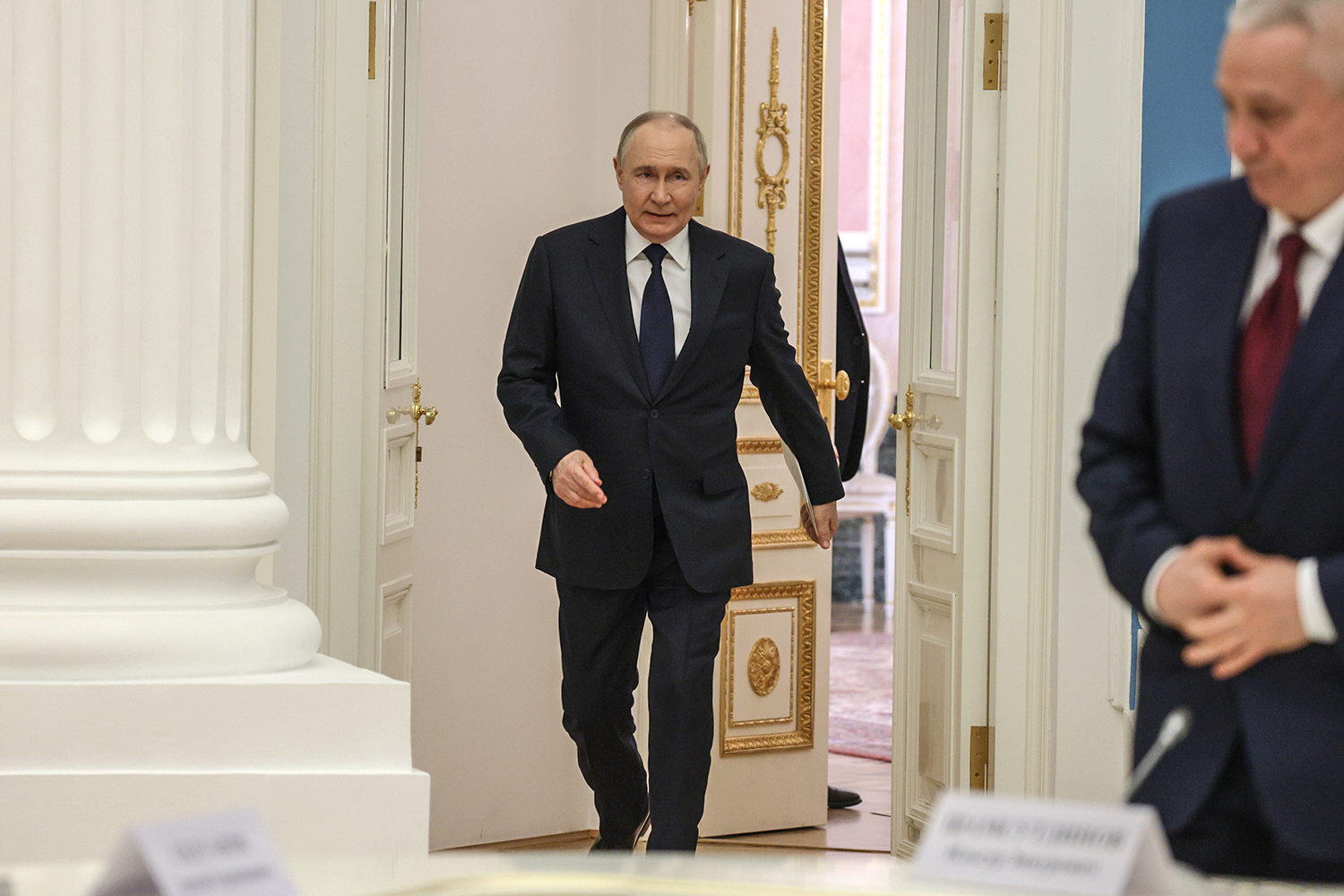Президент уже второй раз за месяц встречается с представителями бизнес-кругов: 13 мая он в режиме видеоконференции пообщался с членами Общероссийской общественной организации «Деловая Россия».