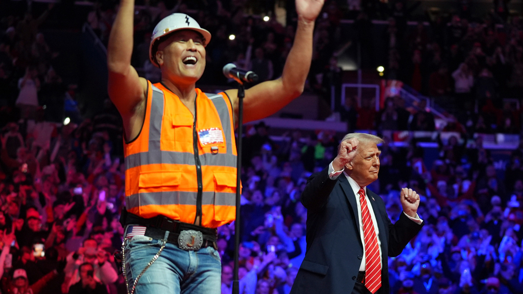 Дональд Трамп сумел заполучить доверие части американского рабочего класса, несмотря на тяготение этой группы к демократической партии 