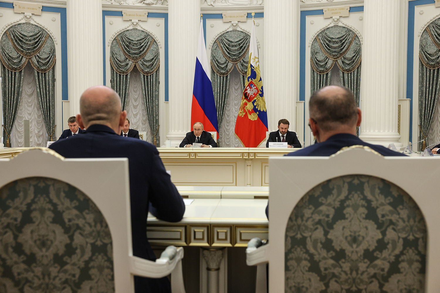 26 мая, в День российского предпринимательства, президент Владимир Путин встретился с представителями российских деловых кругов. В Кремле собрались руководители предприятий, которые обеспечивают технологический суверенитет, замещают ушедшие из России бренды и осваивают внешние рынки. Глава государства поблагодарил их за создание «основы экономики», растущей уже третий год «в далеко не тепличных, а весьма сложных условиях». Также российский лидер жестко высказался по поводу зарубежных сервисов, которые ушли с рынка не до конца, но действуют против РФ. «Они нас пытаются душить, надо отвечать им взаимностью», – заявил Путин.