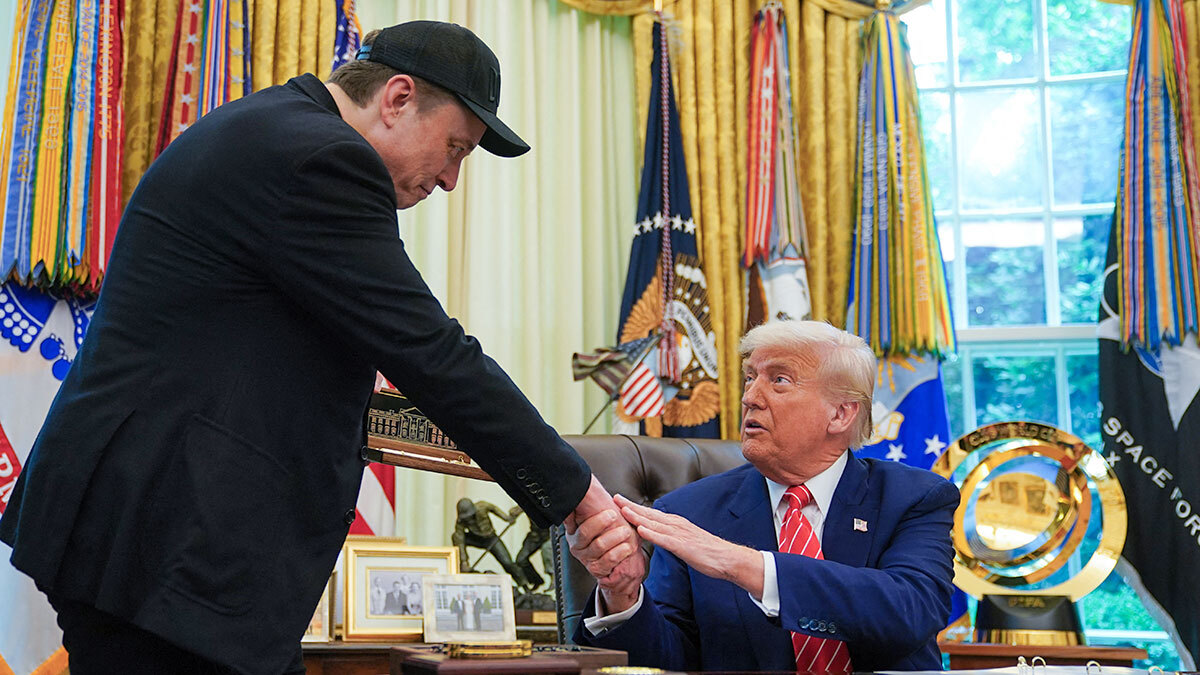 Илон Маск официально поддержал Дональда Трампа в июле 2024 г. сразу после покушения на политика