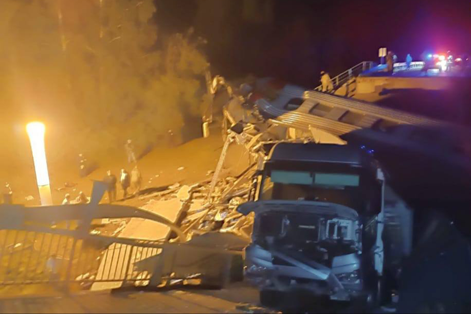 В ночь на 1 июня в Выгоничском районе Брянской области автомобильный мост обрушился на железнодорожные пути, по которым двигался поезд № 86, следовавший по маршруту Климов – Москва. В результате аварии погибли семь человек. Позже об аналогичном происшествии на железной дороге в Курской области сообщил врио губернатора региона Александр Хинштейн. По данным Следственного комитета России, причиной падения мостов в обоих случаях стали их подрывы.