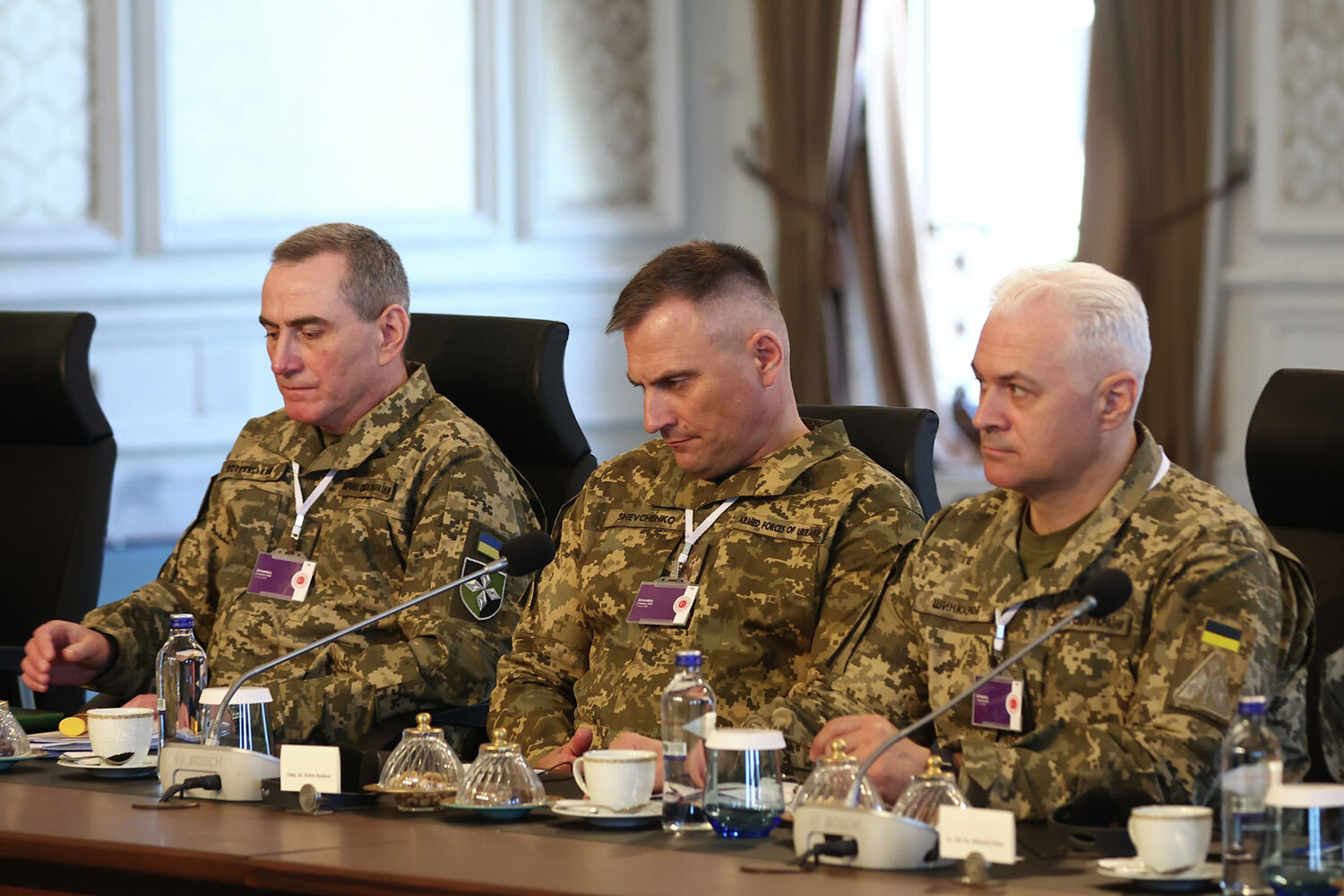 Часть украинских переговорщиков была в военной форме.