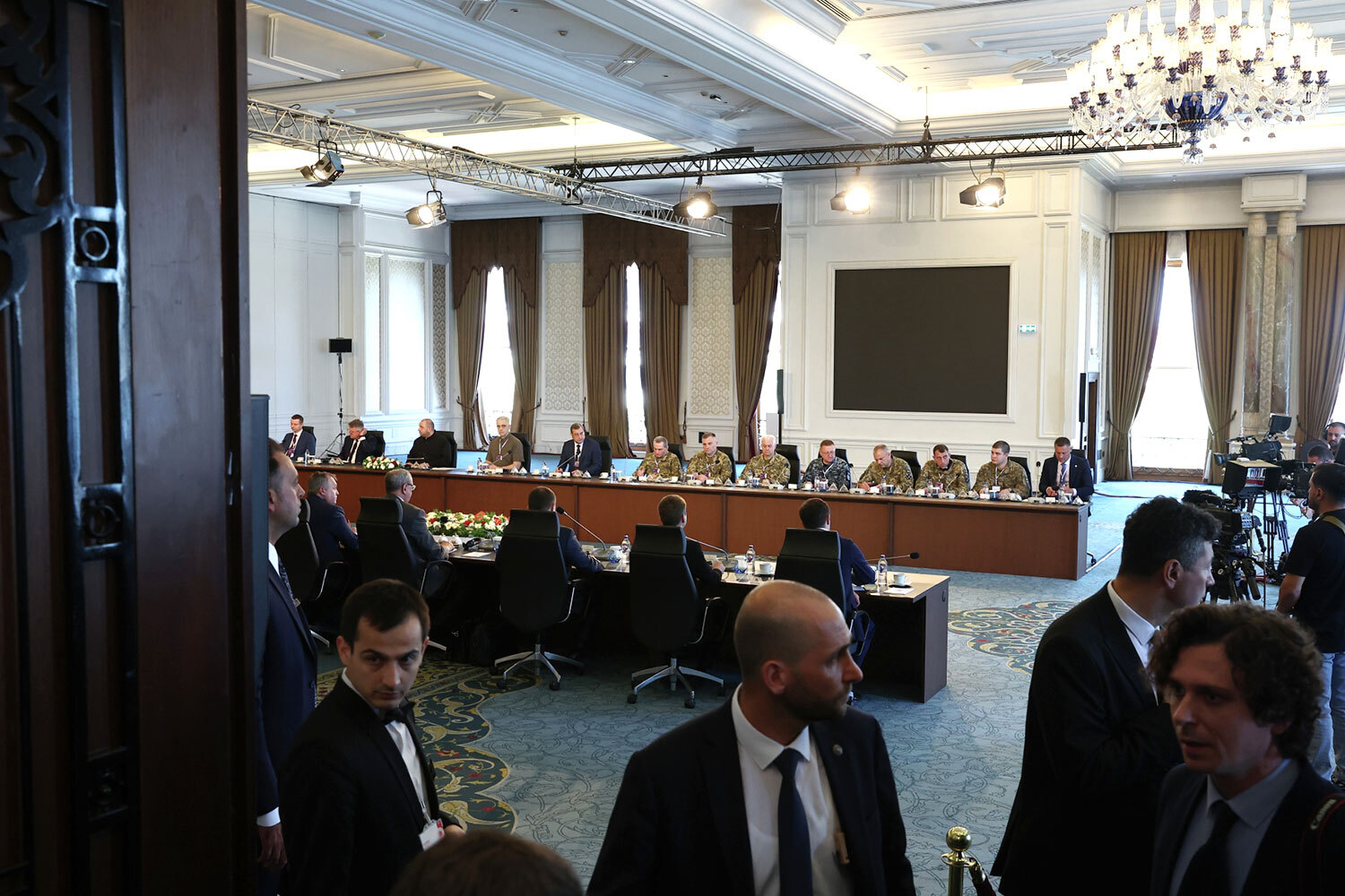 «Украинская сторона получила меморандум от российской стороны, и у команды будет неделя на его изучение. После этого стороны согласуют дальнейшие шаги», – отметил Умеров.