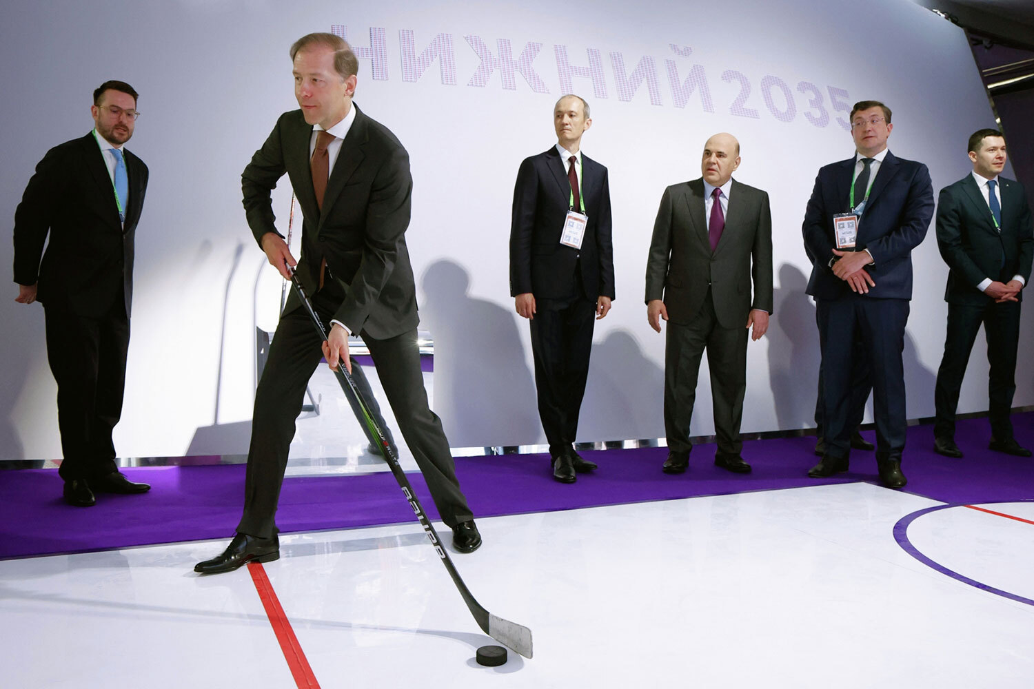 3 июня 2025 г.&nbsp;Справа налево – министр промышленности и торговли Антон Алиханов, губернатор Нижегородской области Глеб Никитин, премьер-министр Михаил Мишустин, руководитель аппарата правительства Дмитрий Григоренко, первый вице-премьер Денис Мантуров во время посещения выставки на полях ЦИПР в Нижнем Новгороде.