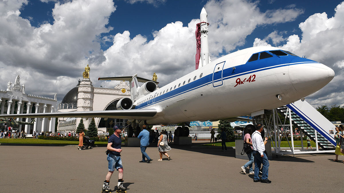 Девять из 10 выпущенных Як-42 уже списаны, разобраны или превращены в памятники великой советской авиации (на фото – музейный самолет на ВДНХ)