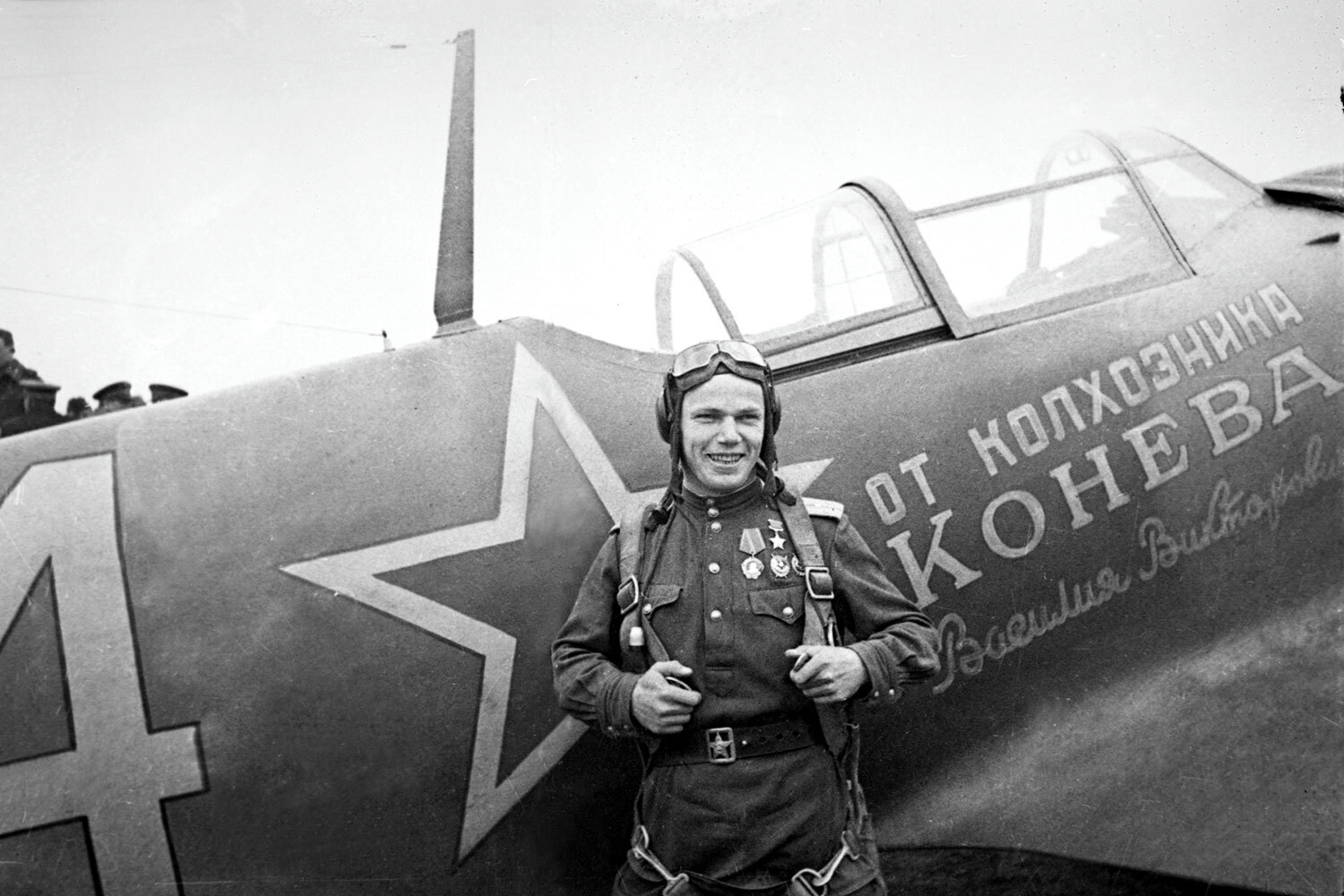 Иван Кожедуб родился 8 июня 1920 г. в Ображиевке Черниговской губернии (ныне – Сумской области Украины). После школы пошел в Шосткинский химико-технологический техникум, где учился на специалиста по порохам. Но инженером не стал. Во время обучения он прочитал книгу пионера российского авиастроения Чессборо Маккензи-Кеннеди «Летание. Почему и как мы летаем» и заинтересовался авиацией. В январе 1941 г. Кожедуб окончил Чугуевское военное авиационное училище. Был зачислен в его штат инструктором, о чем потом пожалел. В начале Великой Отечественной инструкторов эвакуировали в Казахстан, чтобы они готовили летчиков для армии. Сам Иван неоднократно просил перевести его на фронт, но попал туда только в марте 1943-го. Его налет на тот момент составлял около 500 часов, в том числе 50 часов – на И-16 и Ла-5. Пилот предпочитал истребители «Лавочкин» и называл их «жеребцами». На фронте Кожедуб осваивался медленнее, чем рассчитывали командиры. Из-за серии провалов его планировали перевести на пост оповещения, но оставили по просьбе командира полка майора Игнатия Солдатенко. Первый немецкий самолет советский ас сбил в свой 40-й вылет – в июле 1943 г. Позже он писал, что «над Курской дугой понял, что воздушный бой – ... величайшее напряжение нервов».В сентябре – октябре 1943 г. во время битвы за Днепр он один сбил 14 самолетов. Был впервые представлен к званию Героя Советского Союза. В приказе о награждении говорится: «Показал себя смелым, решительным, отважным, мужественным, не знающим страха в жестоких боях за социалистическую Родину, героически сражающимся с количественно превосходящими силами противника и превосходящим его». Всего получил три звезды Героя Советского Союза. В общей сложности за годы войны совершил 330 вылетов, вступил в 120 воздушных боев и сбил 64 противника. Свой последний самолет Иван Кожедуб подбил над Берлином в апреле 1945 г. Войну завершил майором. Также награжден двумя орденами Ленина, семью орденами Красного Знамени, орденами Александра Невского, Отечественной войны I степени, «За службу Родине в ВС СССР» III степени и медалями. После Победы самый результативный советский ас окончил Военно-воздушную и Высшую военные академии, сражался на территории Кореи и Китая и одним из первых освоил истребители МиГ-15. В 1964–1971 гг. служил первым заместителем командующего ВВС. В 1985 г. получил звание маршала авиации. Скончался от сердечного приступа 8 августа 1991 г.