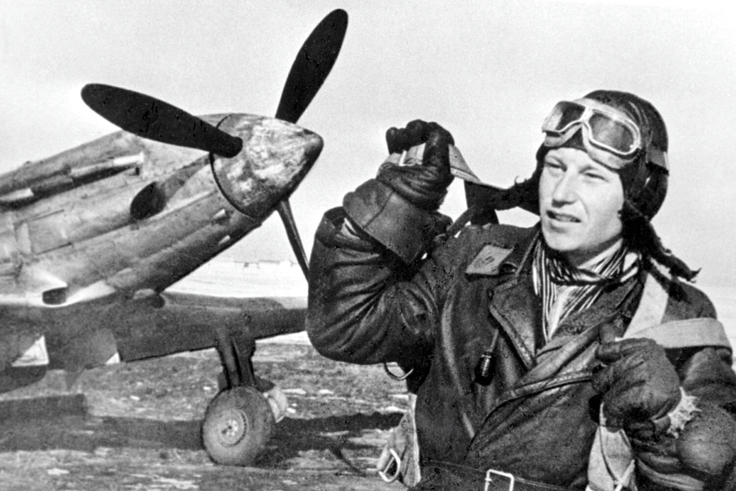 Александр Покрышкин родился 19 марта 1913 г. в Новониколаевске (ныне – Новосибирск). После школы обучался и параллельно работал слесарем-инструментальщиком на заводе «Сибкомбайнстрой». В 1932 г. пошел в Красную армию, чтобы поправить финансы семьи. Во время службы окончил Третью Пермскую школу авиационных техников и курсы повышения квалификации в Ленинграде (ныне – Санкт-Петербург). Числился техником авиационного звена связи. В предвоенной авиации их ценили меньше, чем летчиков. В результате в 1939 г. Покрышкин переучился на пилота в Первой Качинской военной авиационной школе. Его направили в 55-й истребительный авиаполк Одесского военного округа, который только что получил новый истребитель МиГ-3, который, опробовав, молодой пилот счел «выносливой машиной». На И-153, И-16, МиГ-3 Покрышкин воевал с первого дня Великой Отечественной. Вначале он по ошибке открыл огонь по своим и тяжело переживал этот инцидент. Затем начал полеты истребителей двойками, подготовил 30 пилотов – Героев Советского Союза и разработал многие приемы воздушного боя, например, «этажерка», «ножницы», «соколиный удар», «клещи» и «скоростные качели». Сам Покрышкин считал, что «кто не воевал в 1941–1942 гг…. не знает настоящей войны». В те годы советские летчики в среднем успевали сделать по 15 вылетов.В 1941 г. Покрышкина сбили противники. Он погрузил подбитый МиГ-3 на ГАЗ-ММ и попытался вывезти его с германской территории, но не смог. Пилот сжег самолет, но грузовик захватил с собой. В расположении части затем шутили: «Махнул на самолет». В 1942 г. во время воздушной разведки нашел танки генерала Эвальда фон Клейста, чем фактически спас Южный фронт. Затем и тот, и другой эпизод включили в фильм «В бой идут одни старики». В мае 1943 г. Покрышкин впервые получил звание Героя Советского Союза за «образцовое выполнение боевых заданий командования на фронте борьбы с немецкими захватчиками и проявленные при этом отвагу и героизм». В 1944 г. он стал первым военным, награжденным «Золотой звездой» трижды. Согласно легендам, президент США Франклин Рузвельт назвал его лучшим летчиком Второй мировой войны. Последний самолет на ней Покрышкин сбил над Прагой 9 мая 1945 г. В общей сложности он совершил за годы войны 600 вылетов, вступил в 145 воздушных боев и сбил 53 самолета лично и еще шесть – в составе группы. Войну закончил в звании полковника. На параде Победы на Красной площади Покрышкин нес штандарт 1-го Украинского фронта. Награжден шестью орденами Ленина, четырьмя орденами Красного Знамени, двумя орденами Красной Звезды, двумя орденами Суворова II степени, а также орденами «За службу Родине в ВС СССР» III степени, Отечественной войны I степени и медалями.В мирное время окончил Военную академию имени Фрунзе (ныне – Общевойсковая академия Вооруженных сил России) и Высшую военную академию имени Ворошилова (ныне – Военная академия Генштаба ВС России). Был откомандирован в войска противовоздушной обороны, где командовал корпусом и армией, занимал пост заместителя командующего войсками ПВО. В 1972–1981 гг. возглавлял Добровольное общество содействия армии, авиации и флоту СССР. В 1972 г. стал маршалом авиации. Скончался от сердечной недостаточности 13 ноября 1985 г. Его именем сейчас названы бригада ПВО и летные школы.