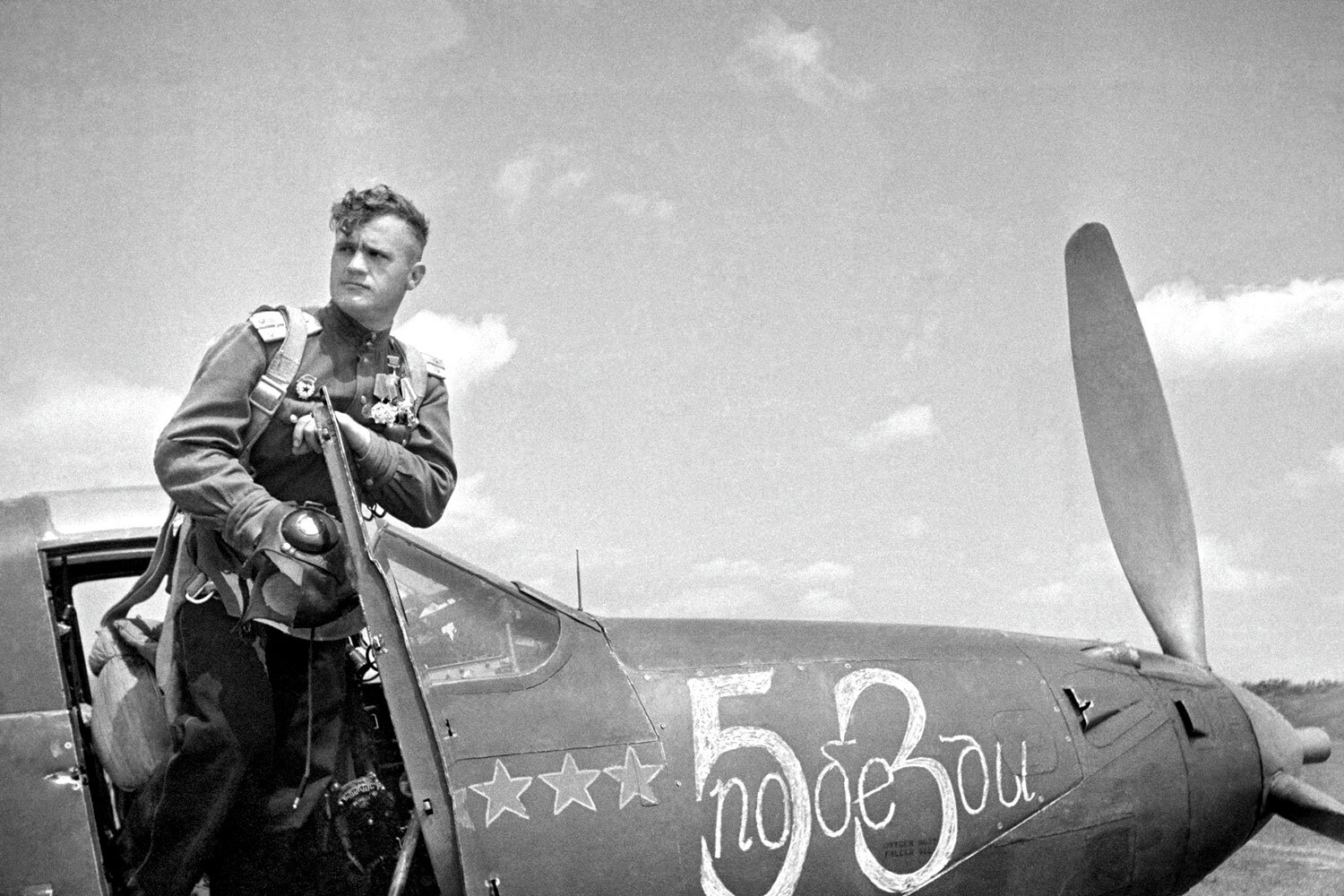 Николай Гулаев родился 26 февраля 1918 г. в станице Аксайская (ныне – Аксай Ростовской области). После школы окончил ФЗУ и работал слесарем на Ростовском заводе эмалированной посуды. В свободное время посещал местный аэроклуб. В 1938 г. Гулаев вступил в ряды Красной армии. Во время службы окончил Сталинградское авиационное училище и освоил полеты на истребителе И-16. В 1940 г. его распределили в авиацию ПВО. С июня 1941 г. прикрывал промышленные объекты и ПВО под Воронежем и Горьким (ныне – Нижний Новгород). Первый немецкий самолет сбил в небе над Сталинградом, но получил за него выговор – молодой пилот взлетел в темное время, не получив на это разрешение. Воевал на Курской дуге и под Белгородом, в том числе на отечественном Як-1 и американском Bell P-39 Airacobra. По подсчетам историков авиации, Николай Гулаев поставил советский рекорд по сбитым двухмотроным самолетам (10 машин). Благодаря его меткости взяли в плен гитлеровского полковника и обладателя четырех Железных крестов.В мае 1943 г. он совершил таран «Юнкерса» неподалеку от села Крюково и был ранен в правую руку. В сентябре того же года впервые получил за это звание Героя Советского Союза. Всего у него было две геройские звезды. В 1944 г. обнародовали приказ о присвоении Николаю Гулаеву третьего звания, но награды он не получил. По распространенной версии, причиной стал конфликт в московской гостинице. Он столкнулся с гостями из Румынии из-за того, что страна изначально выступила на стороне фашистов и примкнула к антигитлеровской коалиции только в конце войны.По решению командования обучался в Военно-воздушной инженерной академии с марта 1945 г. Войну закончил в звании майора. В общей сложности Николай Гулаев совершил за годы войны 240 вылетов, вступил в 69 воздушных боев, сбил лично 55 самолетов и еще пять – в составе группы. Помимо звезд Героя Советского Союза награжден двумя орденами Ленина, четырьмя орденами Красного Знамени, двумя орденам Отечественной войны I степени и медалями.После Победы окончил Военно-воздушную академию и Военную академию Генерального штаба, воевал на территории Кореи, командовал 133-й авиационной истребительной дивизией ПВО и 10-й отдельной армией ПВО. Позже был назначен начальником управления боевой подготовки войск ПВО, некоторые посчитали это почетной отставкой. В 1979 г. он в действительности вышел в отставку в звании генерал-полковника авиации. Скончался 27 сентября 1985 г.