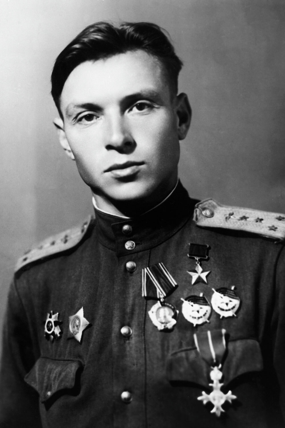 Кирилл Евстигнеев родился 4 февраля 1917 г. в Хохлах Оренбургской губернии (ныне – Курганская область). После Шумихинской железнодорожной школы он обучался и параллельно работал токарем на Челябинском тракторном заводе. В свободное время посещал аэроклуб.В 1938 г. был призван в ряды Красной армии, служил на полевой ремонтной базе на Дальнем Востоке. 1941 г. окончил Бирмскую военную школу пилотов в Амурской области и освоил самолеты И-16 и УТИ-4. После экзаменов парня зачислили в ее штат летчиком-инструктором. На фронт не отправляли из-за язвы, но командир Игнатий Солдатенко встретился с Евстигнеевым лично и решил вступиться за парня – он предпочитал пилотов с инструкторским опытом (в его отряде летал и Иван Кожедуб). На фронт Кирилл Евстигнеев прибыл в марте 1943 г. Из первого полета он вернулся досрочно из-за неполадки шасси, а первого противника сбил над Курской дугой в июле 1943 г. А спустя месяц в небе над Белгородом его самолет был сбит своими же дружественным огнем. Из-за этого он получил ранения в ноги. Чтобы избежать ампутации стопы, он сбежал из госпиталя. Первое время добирался до истребителя с помощью костылей. В августе 1944 г. впервые получил звание Героя Советского Союза «за мужество, отвагу и героизм, проявленные на фронте борьбы с фашистскими захватчиками». Всего получил две «Золотые звезды». Был награжден четырьмя орденами Красного Знамени, орденами Ленина, Суворова III степени, Отечественной войны I и II степеней, Красной Звезды, а также орденом Британской Империи и медалями. Свой последний бой провел в небе Венгрии. Войну закончил в звании майора. Всего за годы войны совершил 283 вылета, вступил в 119 воздушных боев, сбил лично 53 самолета и еще три – в составе группы.После Победы окончил Военно-воздушную академию и Военную академию Генерального штаба Вооруженных сил СССР. Возглавлял штабы школы переподготовки летчиков в Киргизии, Качинского высшего военного авиационного училища летчиков в Волгограде и ВВС Северо-Кавказского военного округа. В октябре 1972 г. отправлен в запас в звании генерал-майора авиации. На войне всерьез повредил здоровье и по ее завершении перенес 13 операций. Во время приступов боли говорил родным, что они от того, что многих сбил. Скончался 29 августа 1996 г.