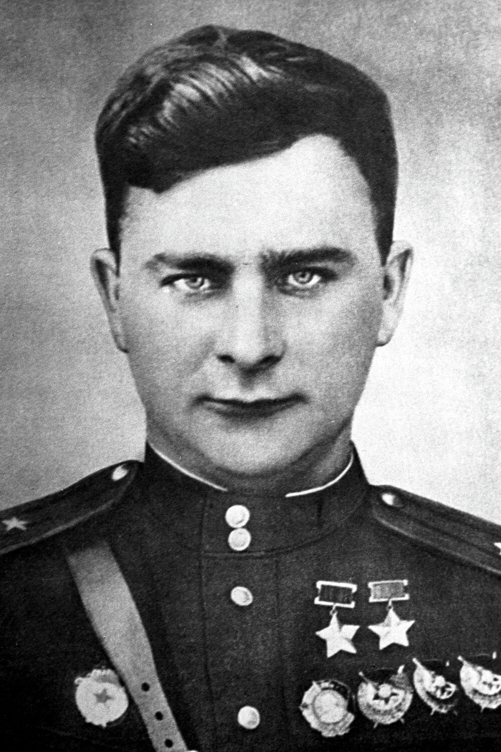 Дмитрий Глинка родился 27 ноября 1917 г. в Александров-Даре Днепропетровской области (ныне – Кривой Рог). После шести классов работал электриком на руднике имени МОПРа и кирпичном заводе «Кривстрой». По словам исследователей, остался малограмотным, например, писал с ошибками и читал, проговаривая строчки. Зато всерьез интересовался авиацией и посещал местный аэроклуб. В 1937 г. призван в ряды Красной армии. Во время службы окончил Качинскую военную авиационную школу летчиков и освоил истребители И-16 и Як-1. В августе 1941 г. вошел в Иран вместе с советским войсками, чтобы охранять нефтяные запасы от гитлеровцев. В январе 1942 г. молодого пилота перевели на основной фронт Второй мировой войны. Глинка воевал над Крымом и Кавказом. Командиры отмечали, что он предпочитал роль воздушного охотника и вертикальные маневры. За годы войны трижды ранен, получил травмы головы и осколочные ранения ноги. В апреле 1943 г. впервые поолучил звание Героя Советского Союза. В общей сложности имел две «Золотые звезды». Его старший брат Борис также имеет звание Героя. Помимо этого награжден пятью орденами Красного Знамени, двумя – Красной Звезды, орденами Ленина, Александра Невского, Отечественной войны I степени и медалями. В общей сложности Дмитрий Глинка совершил за годы войны 282 вылета, вступил в 94 воздушных боя и сбил 50 вражеских самолетов. Завершил войну в звании майора. На параде Победы 1945 г. шел в рядах солдат, которые скидывали знамена Третьего рейха к подножию Мавзолея. После Победы окончил Военно-воздушную академию и командовал истребительными полками, в том числе на территории Китая и Польши. Сам освоил реактивные истребители МиГ-17 и МиГ-19П. В июле 1960 г. отправлен в отставку в звании полковника. Много работал в гражданской авиации, в том числе пилотом и инструктором авиаотрядов во «Внуково» и «Шереметьево». На гражданке летал на Ту-104. Скончался 24 февраля 1979 г. Сейчас его имя носит пассажирский самолет Superjet-100 авиакомпании «Аэрофлот».