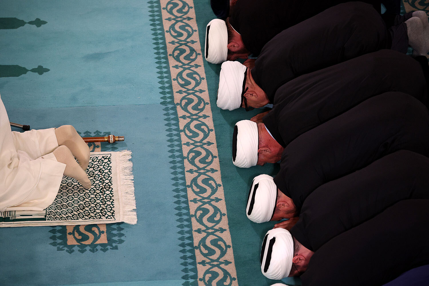 6 июня наступил Курбан-байрам – один из двух главных праздников в исламе, который продлится до 8 июня включительно. Он не имеет фиксированной даты и отмечается через 70 дней после Ураза-байрама, на 10-й день месяца Зуль-хиджа, когда завершается хадж – ежегодное паломничество в Мекку. Согласно информации Духовного&nbsp; управления мусульман РФ (ДУМ), по всей Москве в утренней совместной молитве и проповеди приняли участие около 250 000 человек. Всего, по данным ДУМ, в России проживает около 25 млн мусульман.На фото: торжественный намаз в Москве.