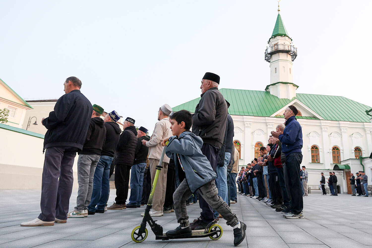 На&nbsp;арабском&nbsp;языке название праздника звучит как Ид аль-Адха, что дословно&nbsp;переводится&nbsp;как «праздник&nbsp;жертвы». На фото: верующие у мечети Аль-Марджани в Казани.