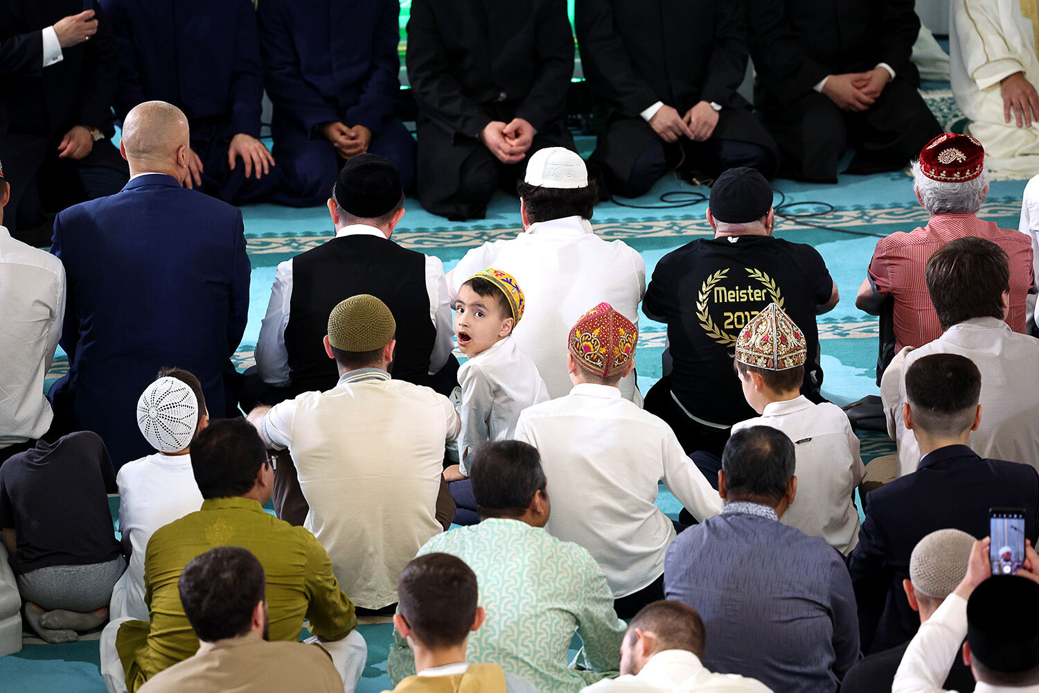 Около 80 000 человек собрались на праздничный намаз в Соборной мечети, расположенной у станции метро «Проспект Мира» в Москве.