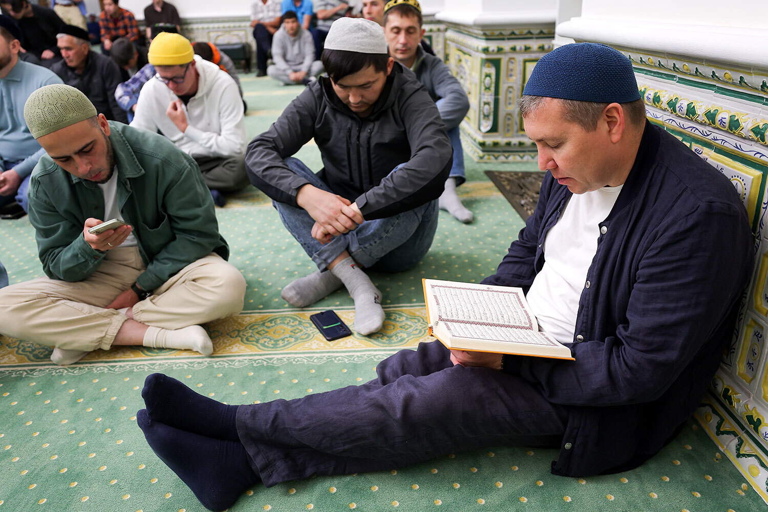 Верующие читают молитву в казанской мечети Аль-Марджани.