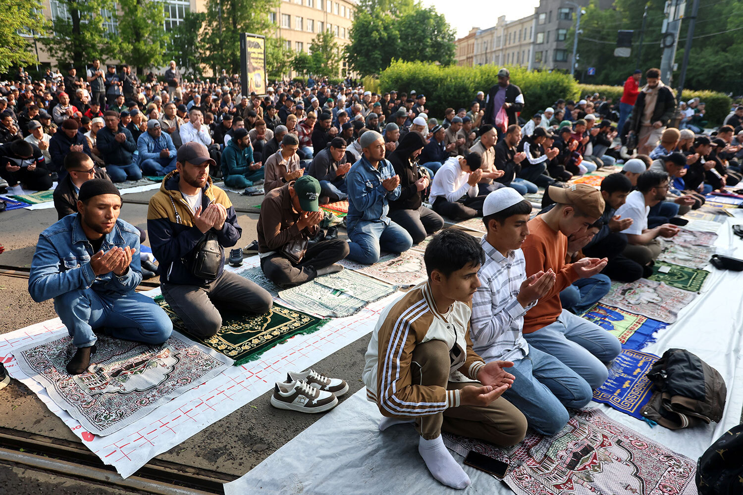В торжественном намазе в Санкт-Петербурге приняли участие около 123 000 человек, основным местом утренней молитвы стала Соборная мечеть.