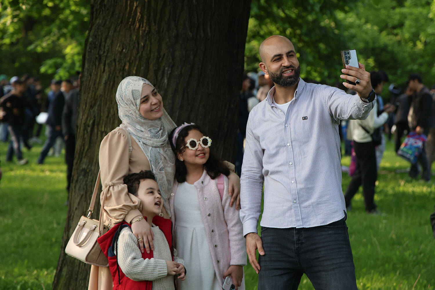 Мусульмане у Санкт-Петербургской соборной мечети в день праздника жертвоприношения Курбан-байрам.