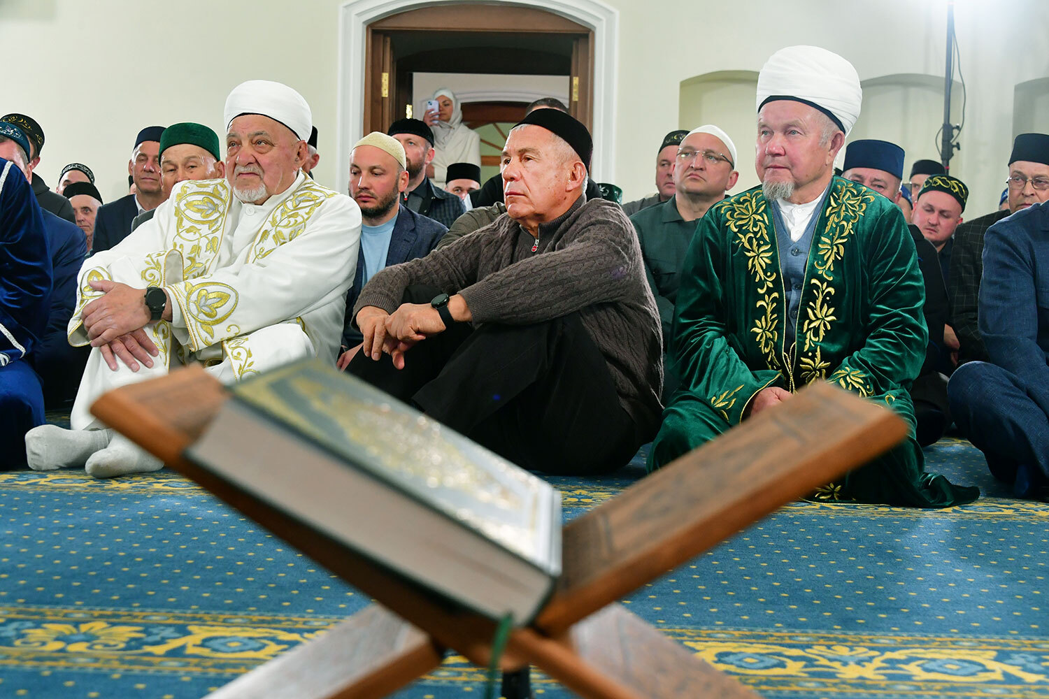 Глава Татарстана Рустам Минниханов принял участие в коллективном намазе в возрожденной мечети села Маскара в Кукморском районе.