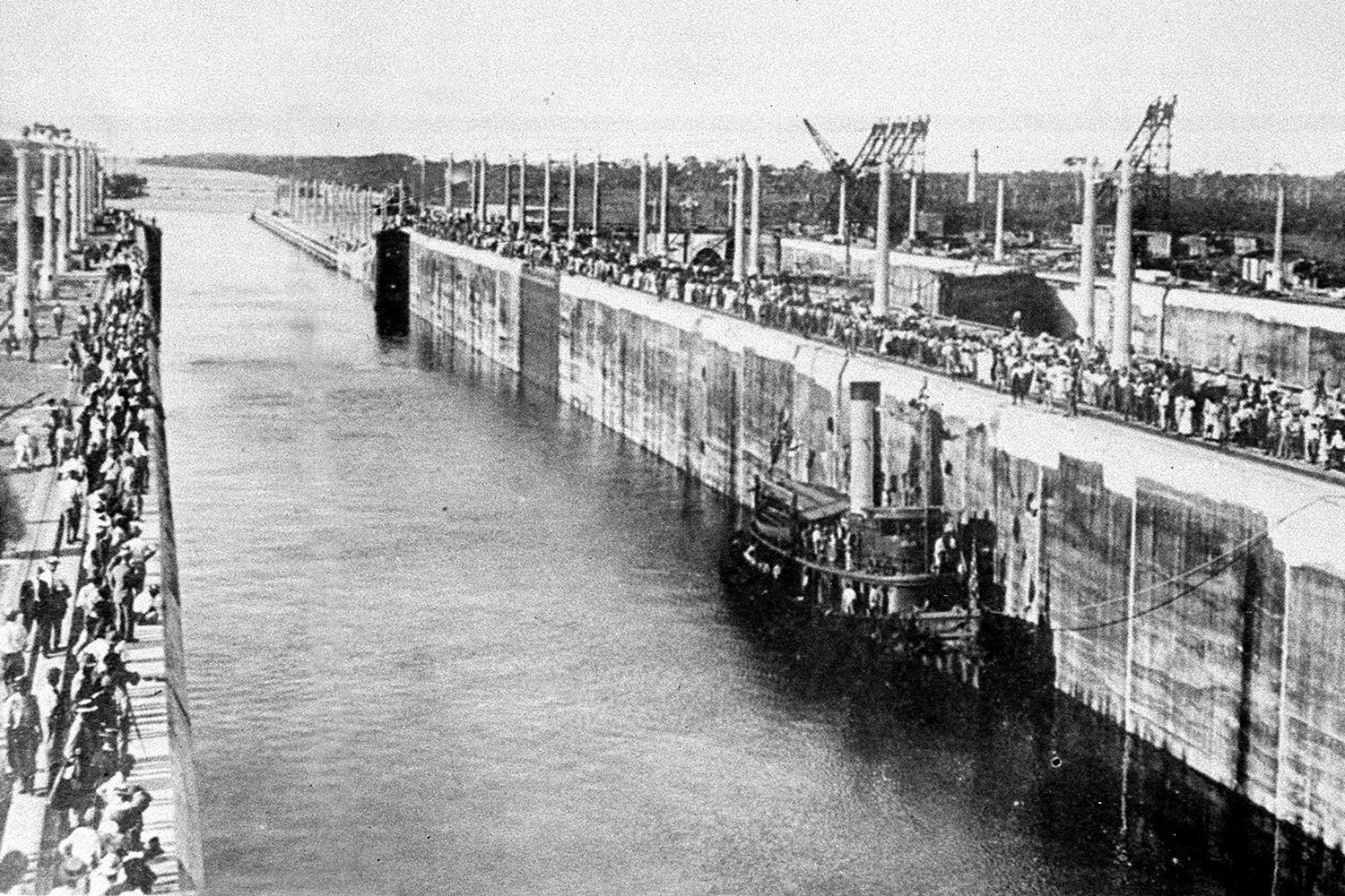 12 июня 1920 г. состоялось официальное открытие Панамского канала, связавшего Тихий и Атлантический океаны. Его строительство заняло 10 лет и стало крупнейшим американским проектом того времени. В 1999 г. США отдали канал под управление Панамы, а спустя 25 лет президент Дональд Трамп заявил о необходимости вернуть его обратно. Как создавали и использовали судоходную артерию – в галерее «Ведомостей». На фото: первый проход судна по Панамскому каналу.