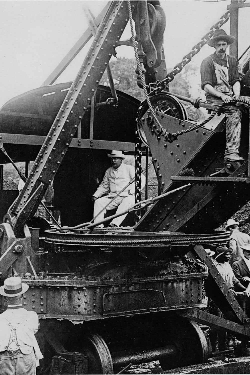 Официально сооружение водной артерии длиной 81,6 км началось 4 мая 1904 г. В отличие от французов, чей проект предполагал строительство канала на уровне моря, американцы решили создать систему шлюзов, которые поднимают суда почти на 26 м. Большая часть пути – 65,2 км – пролегла по суше, еще 16,4 км – по дну Панамской и Лимонской бухт. На строительстве, которое обошлось США в $375 млн, были задействованы 70 000 человек.