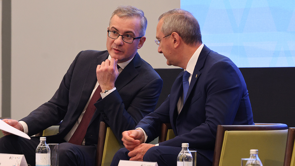 В Калужской области будущее учебников обсуждали начальник управления президента по госполитике в гуманитарной сфере Владимир Бочарников и губернатор Владислав Шапша