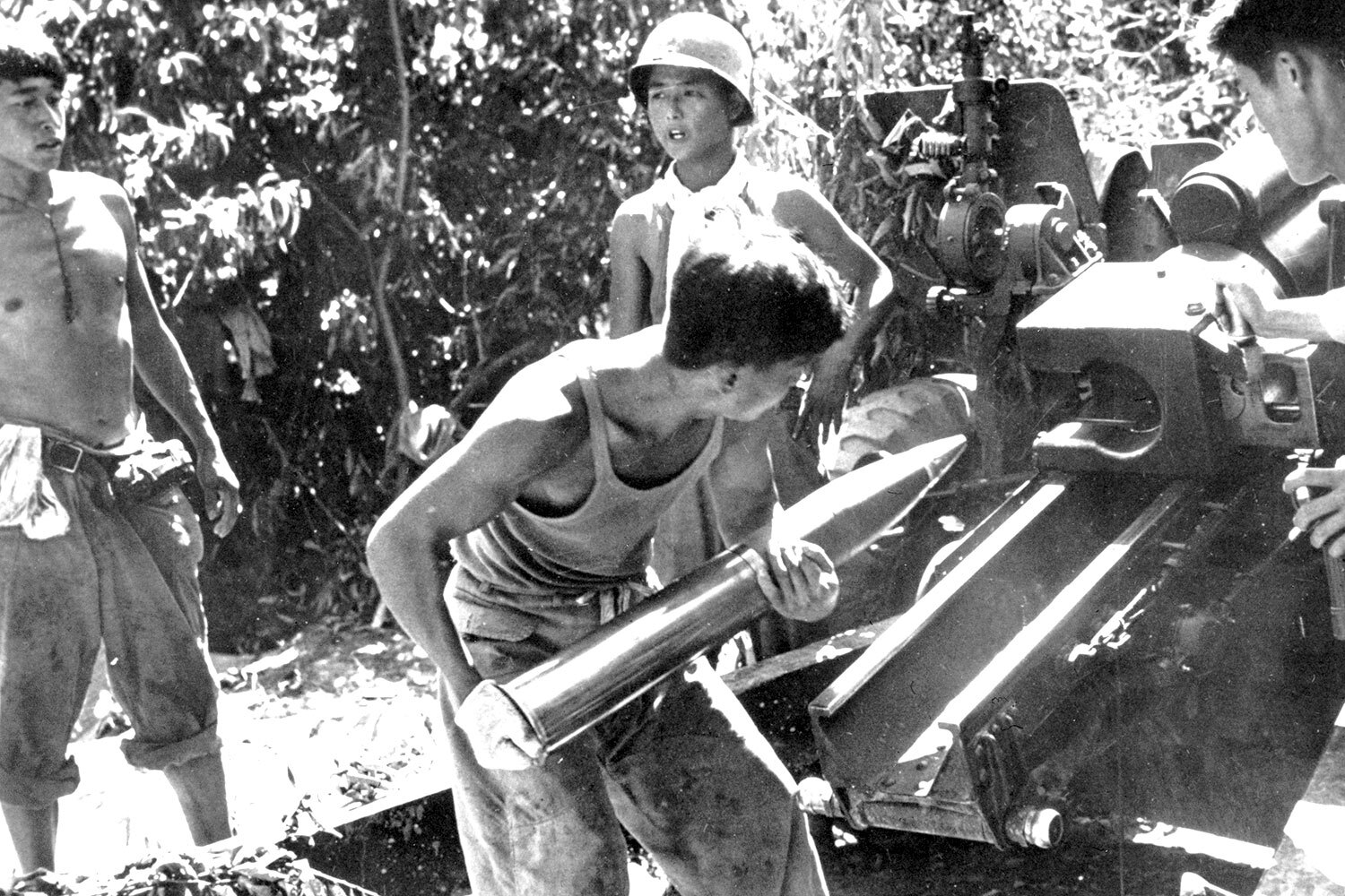 25 июня 1950 г. началась война между Северной и Южной Кореей. Эти государства возникли после завершения Второй мировой войны и капитуляции Японской империи, когда союзники разделили Корейский полуостров по 38-й параллели, создав два временных правительства. Предполагалось, что вскоре страна воссоединится, однако на фоне холодной войны этого не произошло. Напротив, каждая из республик настаивала на присоединении соседа под своим флагом и по своим правилам.