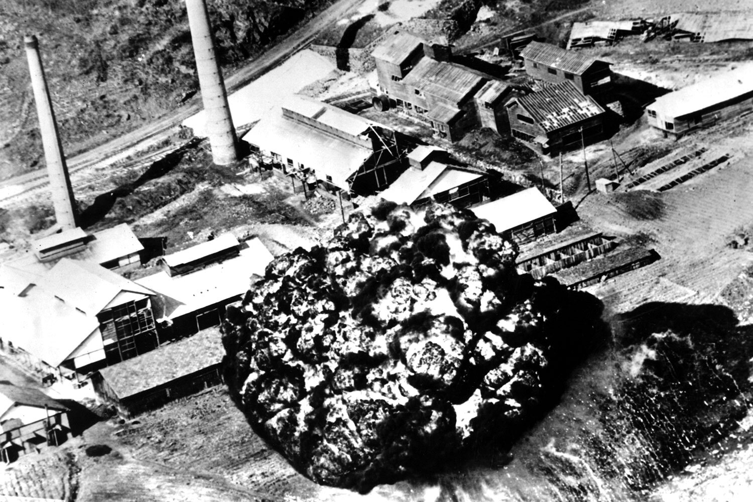 Несмотря на техническое превосходство и численное преимущество, южная коалиция не смогла справиться с северной. В июле 1951 г. стороны начали мирные переговоры, которые продолжались около двух лет. В это время КНДР подверглась массированным бомбардировкам, в результате чего многие города были сожжены. Переговоры активизировались после избрания Дуайта Эйзенхауэра президентом США и смерти Иосифа Сталина. В апреле 1953 г. начался обмен военнопленными. Вскоре, 27 июля 1953 г., в Паньмыньчжоне Северная Корея, Китай и экспедиционный корпус США подписали соглашение о перемирии. Представители Южной Кореи не принимали участия в этом процессе.