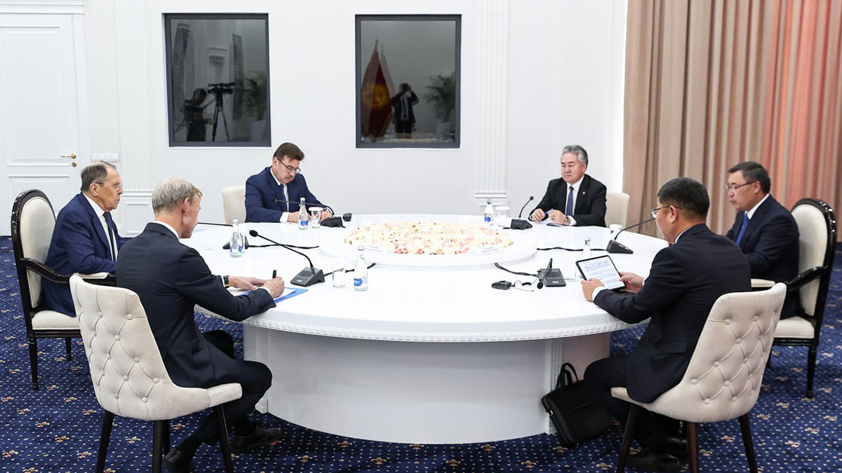 Сергей Лавров заявил в Киргизии, что Россия заинтересована в трудовых мигрантах, но они должны соблюдать правила