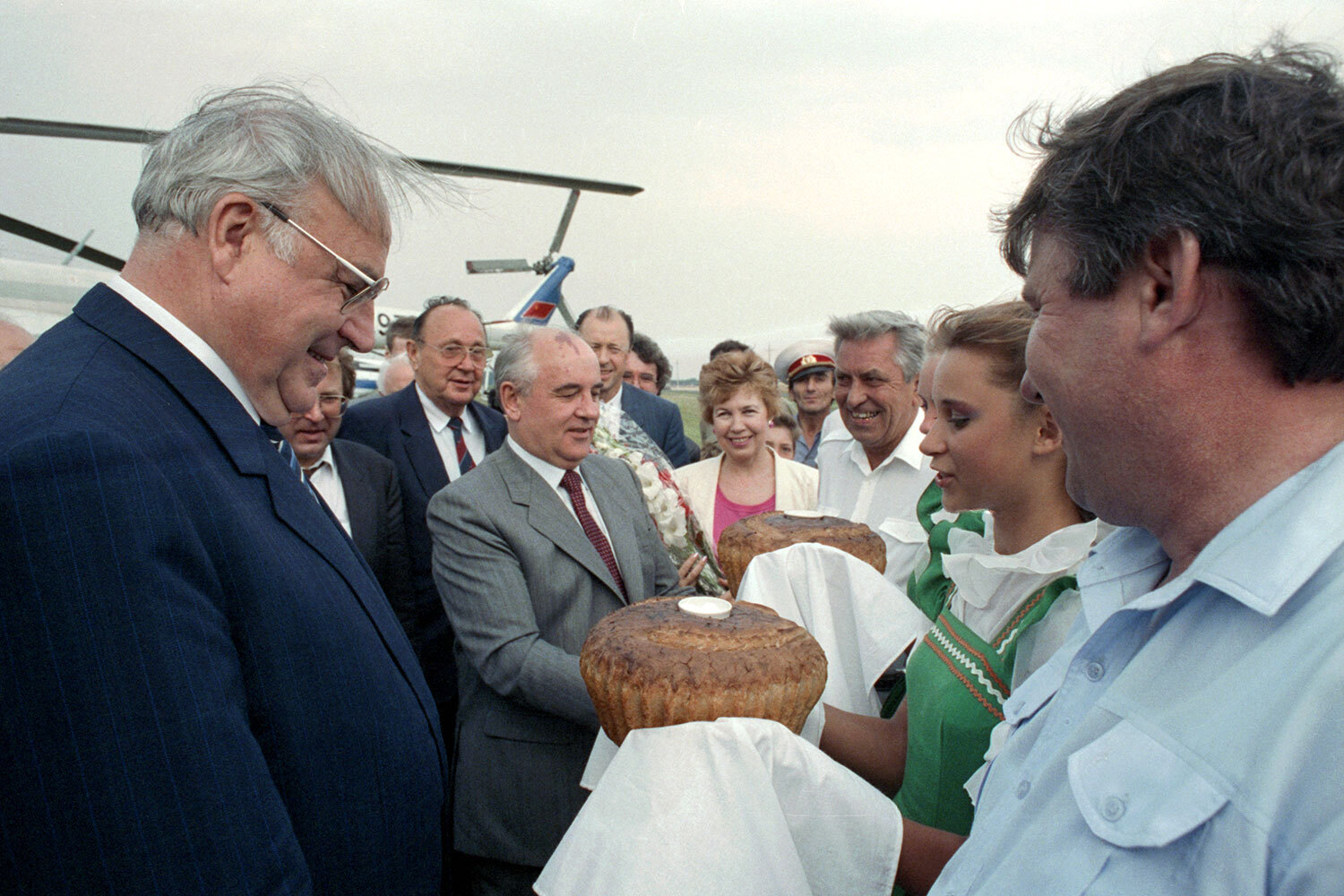 Переговоры об объединении ФРГ и ГДР начались в 1988 г. после первого визита Гельмута Коля в Москву во времена перестройки. Спустя год германская и советская стороны подписали совместное заявление, а в 1990-м было принято решение о начале переговоров в формате «два плюс четыре» (ФРГ и ГДР, а также СССР, США, Великобритания и Франция).На фото: президент СССР Михаил Горбачев и канцлер ФРГ Гельмут Коль во время встречи с жителями села Ивановское в Ставропольском крае.