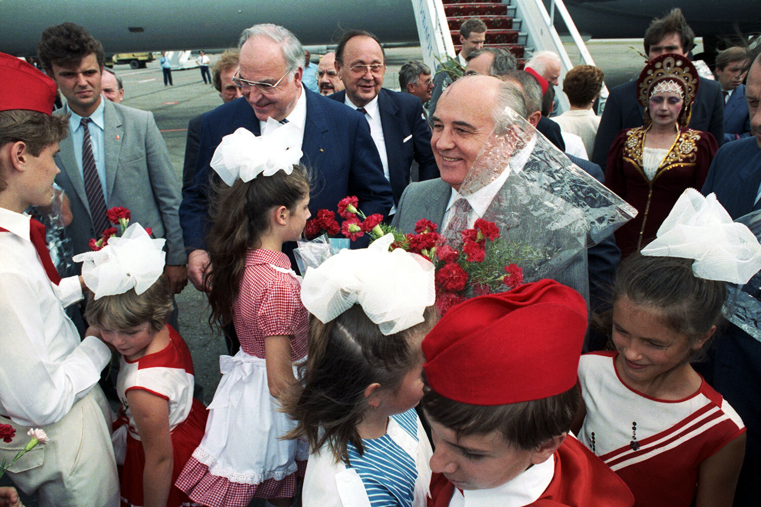 14 июля 1990 г. состоялся официальный визит канцлера ФРГ Гельмута Коля в СССР, в ходе которого он окончательно согласовал вопросы объединения двух Германий с президентом Михаилом Горбачевым. Среди прочего стороны договорились о вхождении территории ГДР в НАТО, но при условии нераспространения структур альянса на восток хотя бы до тех пор, пока там будут находиться советские войска. Как проходил исторический визит – в галерее «Ведомостей».