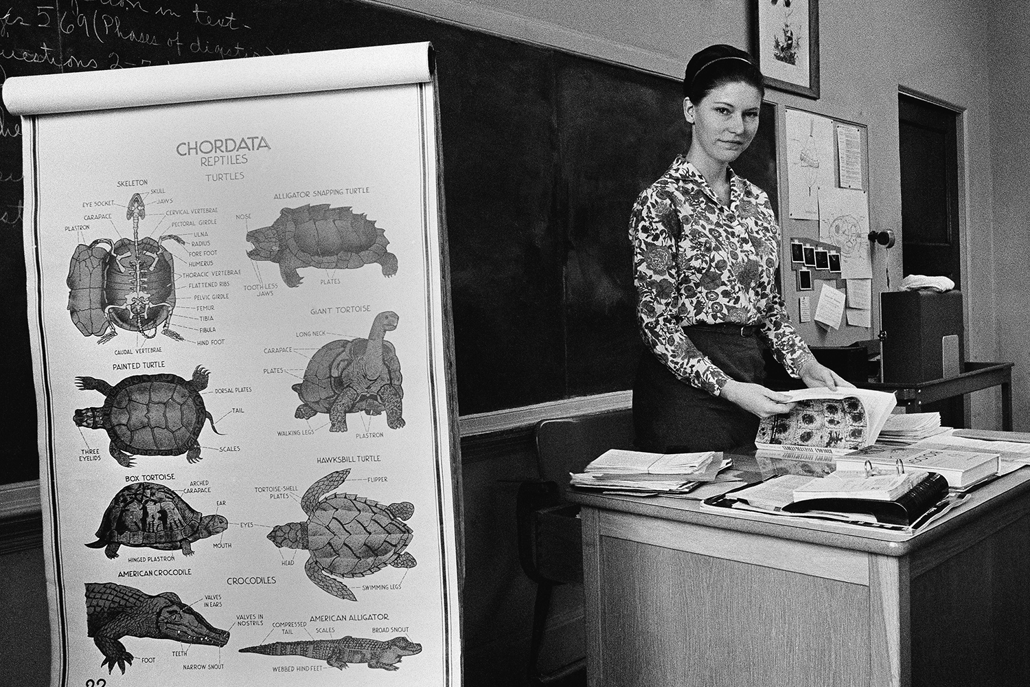 Школьный учитель Джон Т. Скоупс (справа), обвиненный в незаконном преподавании теории эволюции, совещается со своим адвокатом Джоном Р. Киа, 1925 г.