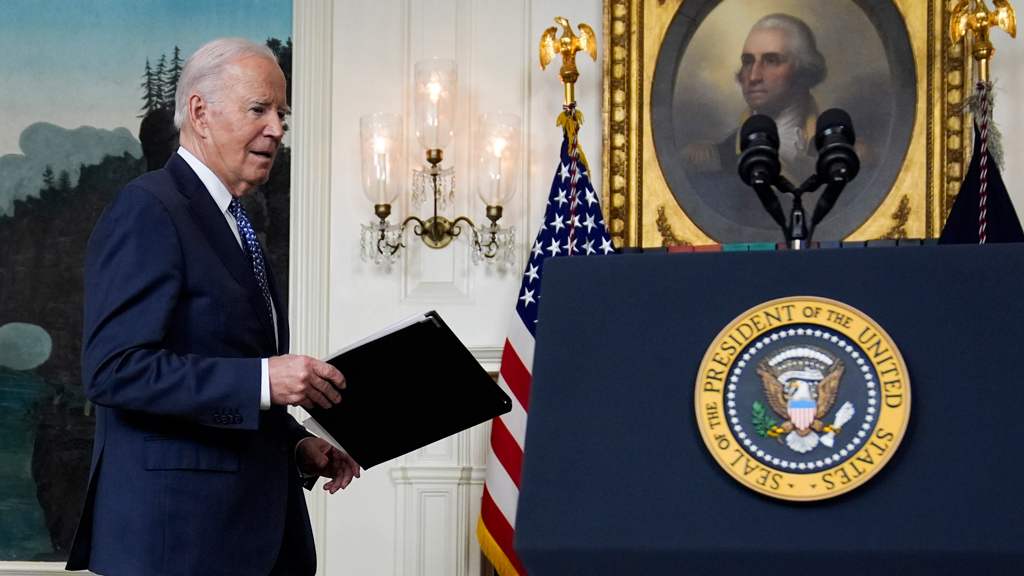 Администрация Джо Байдена напоследок щедро раздавала гринкарты иммигрантам