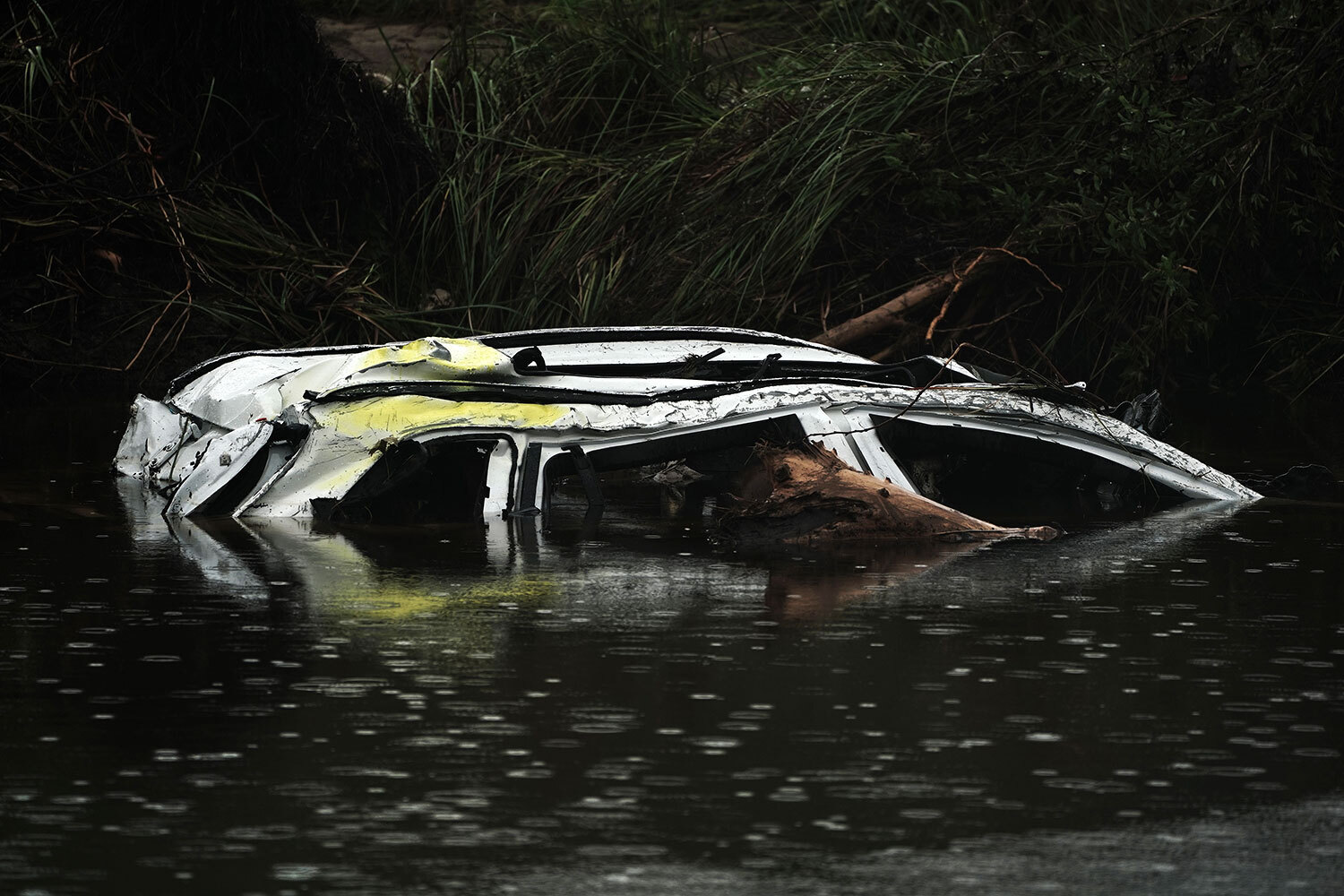 4 июля из-за сильного ливня в Техасе началось масштабное наводнение. По оценкам властей, в штате погибли не менее 104 человек, в том числе 28 детей. Без вести пропали свыше 40. Наиболее пострадали окрестности реки Гуадалупе – округ Керр. Президент&nbsp;США&nbsp;Дональд Трамп&nbsp;ввел в нем режим бедствия.