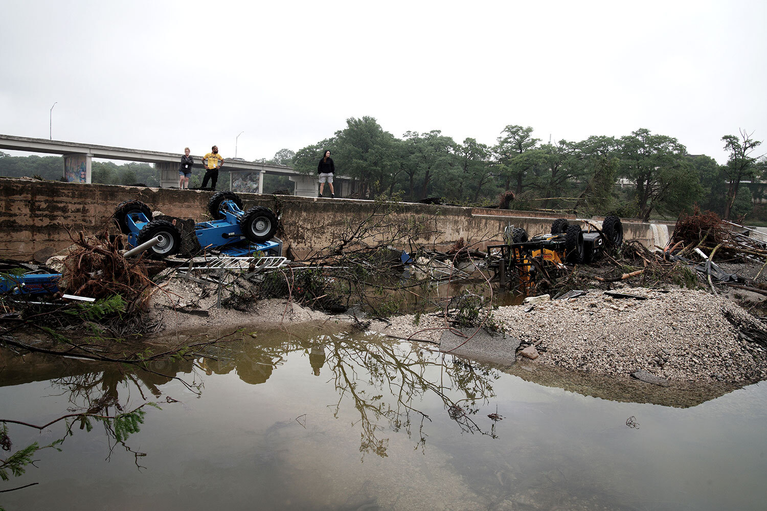 В Национальной метеорологической службе заявили, что разослали предупреждения за три часа до разлива реки Гуадалупе. Позже судья наиболее пострадавшего округа Керр Роберт Келли признал, что эвакуацию не провели заранее, так как не предвидели масштабы стихии и ее возможные последствия. Некоторые американские СМИ предположили, что трагедию не смогли предсказать из-за сокращений метеорологов. Их провели при администрации президента Джо Байдена.