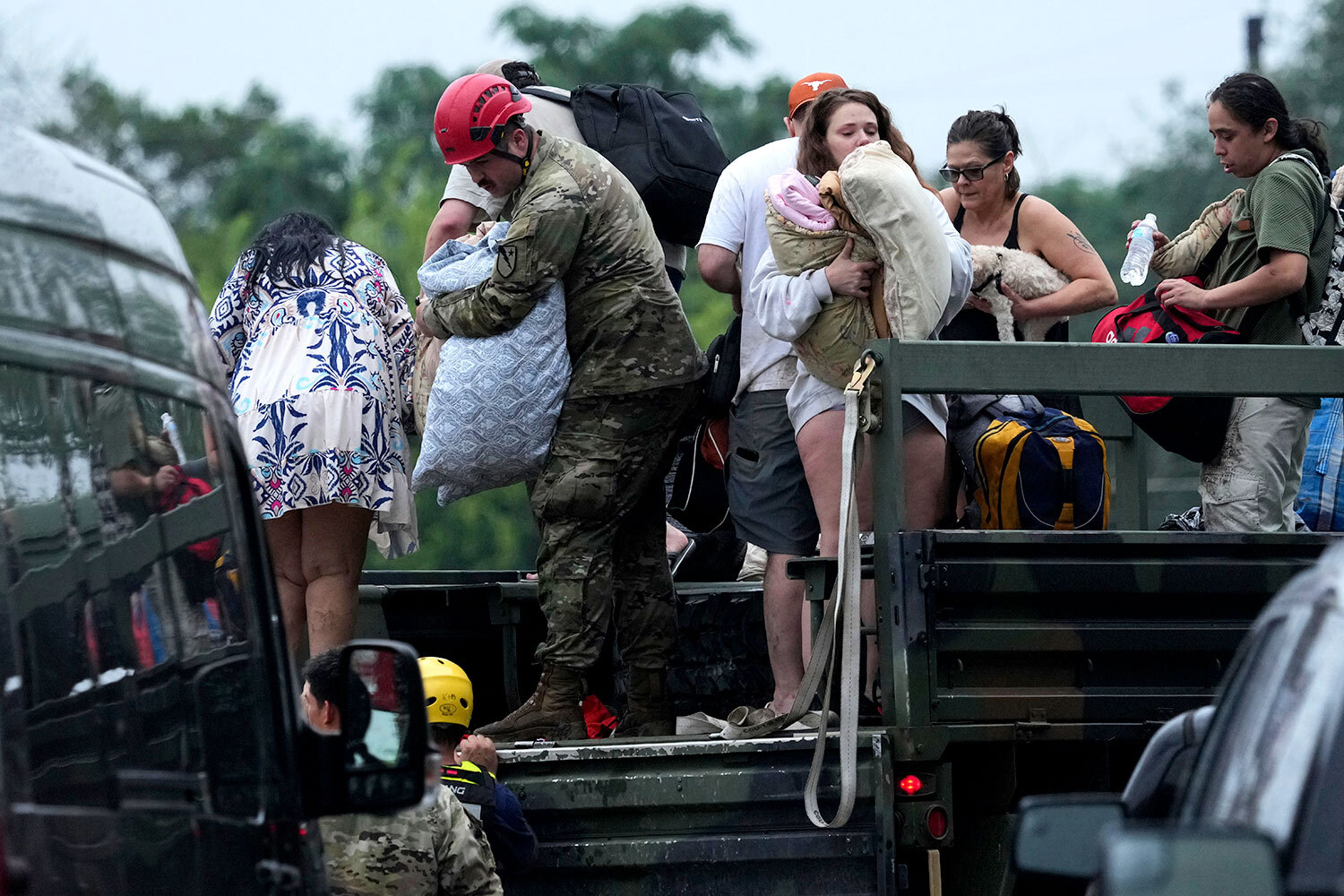 Службы экстренного реагирования вывезли из зоны затопления не менее 850 человек. По заявлениям властей, под угрозой наводнения находятся еще около полумиллиона американцев.