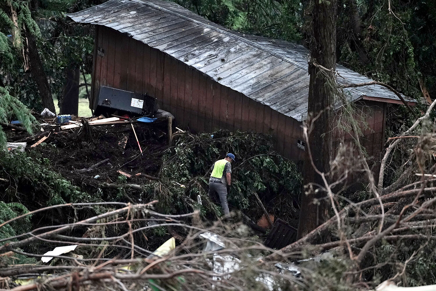 Многие американцы сами разыскивают своих родных и время от времени посещают местные похоронные службы, куда привозят тела из зоны затопления. «Это эмоциональные американские горки. Ты приходишь, но не хочешь слышать, что [твоя семья] здесь [среди погибших]», – рассказал CNN Роберт Брейк, который разыскивает родителей.