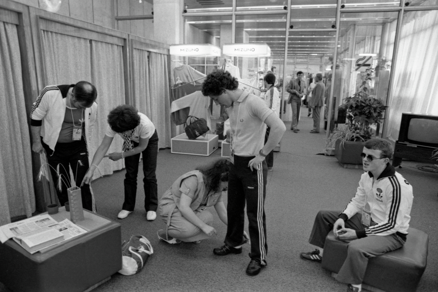 После Второй мировой войны Олимпийские игры стали главной площадкой для рекламы спортивных товаров. При этом наши атлеты оставались недоступными для зарубежных компаний из-за закрытости Союза. Первым до советских спортсменов добрался основатель компании Аdidas Ади Дасслер. Он лично снял мерки с ноги первой олимпийской чемпионки СССР Нины Пономаревой и подарил ей кроссовки во время Олимпиады-1952 в Хельсинки. Впоследствии представители Аdidas регулярно раздавали кроссовки советским атлетам, иногда прямо на стадионе. Накануне Олимпиады советский спорткомитет решил не экономить на экипировке и подписал в 1979 г. контракт со старыми знакомыми – французским отделением Аdidas. Компания стала поставщиком формы по 11 видам спорта. Стоимость контракта оценивалась в 300 000 руб. в год. Прежде из СССР в Аdidas поступали только разовые заказы (до 70 000 руб. в год). Одновременно началось и производственное сотрудничество. В 1978 г. московский комбинат «Спорт» получил от Аdidas лицензию на выпуск спортивной обуви. В результате «адидасы» стали частью городской моды. Москвичи рассказывали исследователям, что «до того [Олимпиады] как-то особого культа кроссовок не было. Носили их больше как спортивную обувь, и, например, на работу в приличную организацию ходить в кроссовках было не принято. Перед Олимпиадой пошло много материалов о спортсменах с фото, особенно заграничными… Все присмотрелись и решили, что кроссовки с джинсами – замечательный вариант повседневной одежды, и стали за ними гоняться».