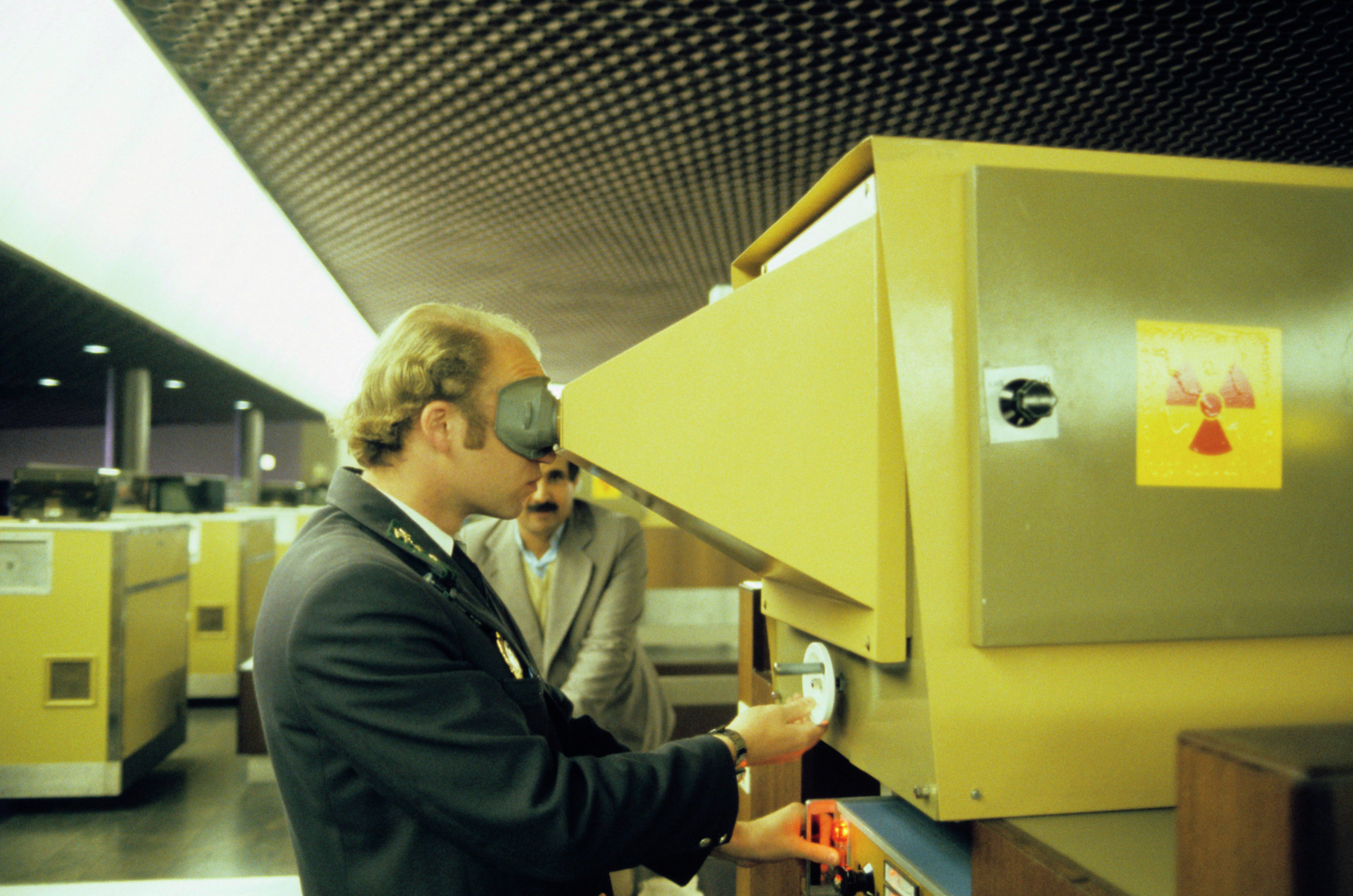 Во время мюнхенской Олимпиады-1972 террористы взяли в заложники спортсменов и членов официальной делегации Израиля. В результате теракта погибли 11 атлетов и один полицейский. Преступники пронесли гранаты, автоматы и пистолеты на территорию олимпийской деревни в вещмешках. В Мюнхене не проверяли сумки туристов и спортсменов, чтобы не навредить радостной атмосфере Игр.В Москве не хотели повторения трагедии и всерьез задумались, как ненавязчиво провести досмотры и соблюсти при этом необходимые меры безопасности. По словам медиаменеджера Александра Шпаковского, в одном из оборонных НИИ, в котором его дед работал генеральным конструктором, специально для московской Олимпиады подготовили современные системы досмотра. Шпаковский указывал, что рамки создали практически с нуля, потому что ничего подобного раньше в СССР не производили.Новые «рентгеновские аппараты» установили в терминале «Шереметьево-2». Его построили и открыли специально к Играм-80. Вскоре рамки установили по всем аэропортам страны.