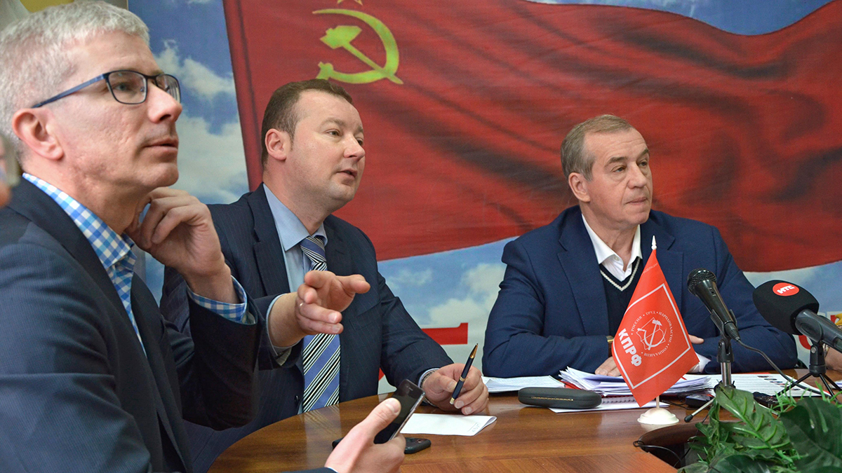 Перед выборами губернатора у окружения Сергея Левченко (на фото справа) появились новые дела