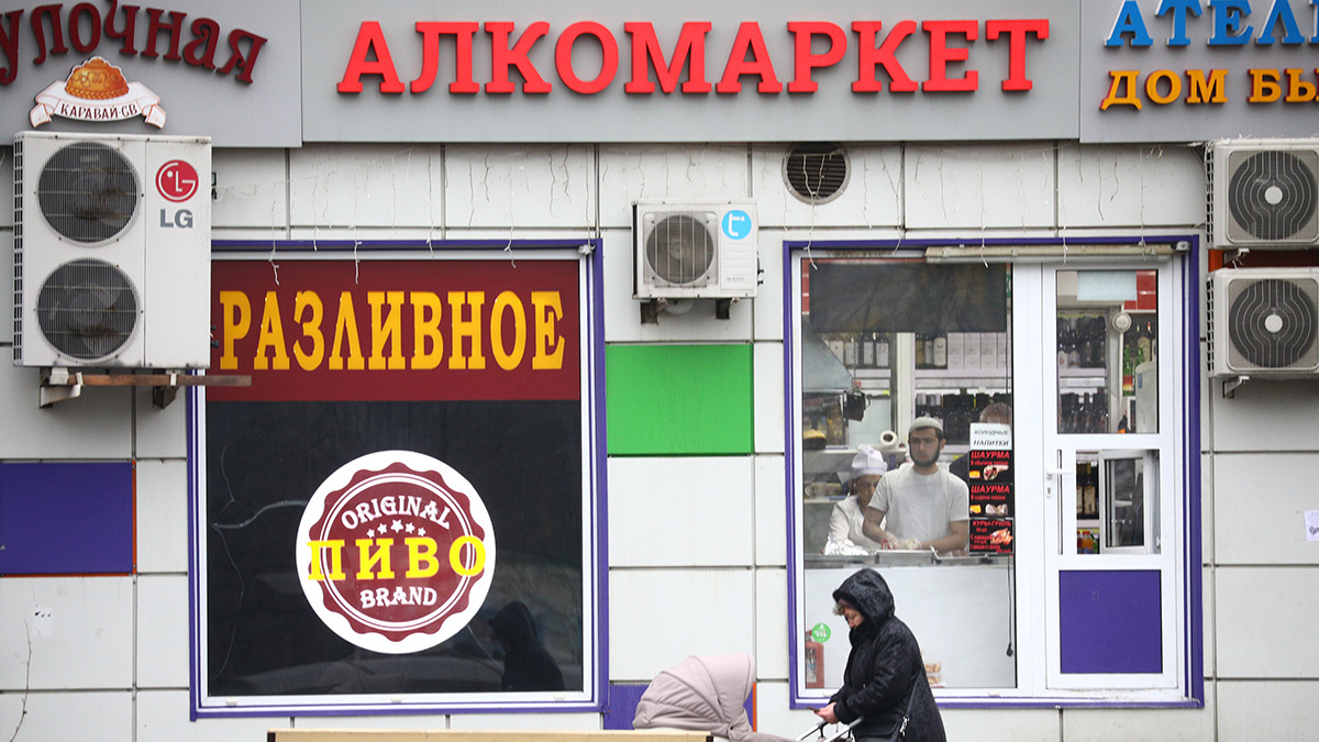 Алкомаркеты раздражают россиян, в столице основной негатив к ним высказывают жители Новой Москвы