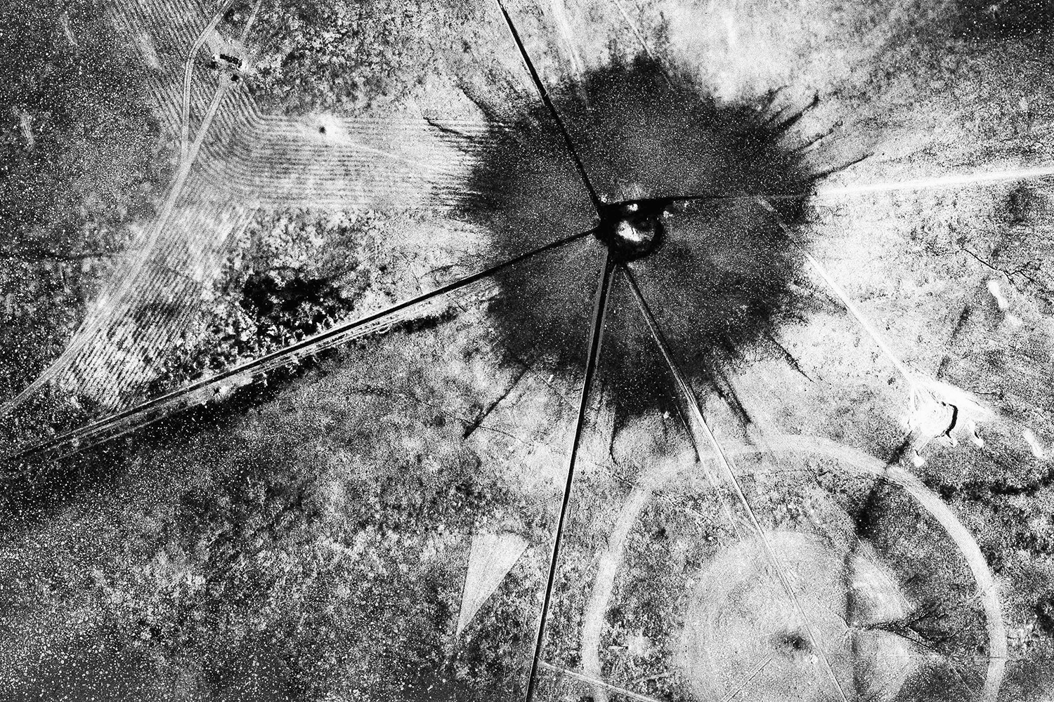 16 июля 1945 г. в пустыне Аламогордо в Нью-Мехико американцы под руководством Роберта Оппенгеймера испытали атомную бомбу. Этот взрыв, известный как операция «Тринити», ознаменовал новую эпоху в истории человечества. С тех пор как минимум восемь стран провели ядерные испытания. Крупнейшие из них – в галерее «Ведомостей».