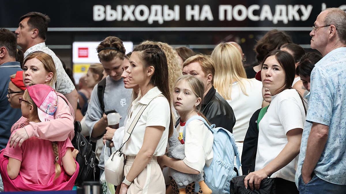 Из-за действий Киева на выходных задержали сотни рейсов, но аэропорты позаботились о туристах, а некоторым даже предложили компенсировать стоимость билетов