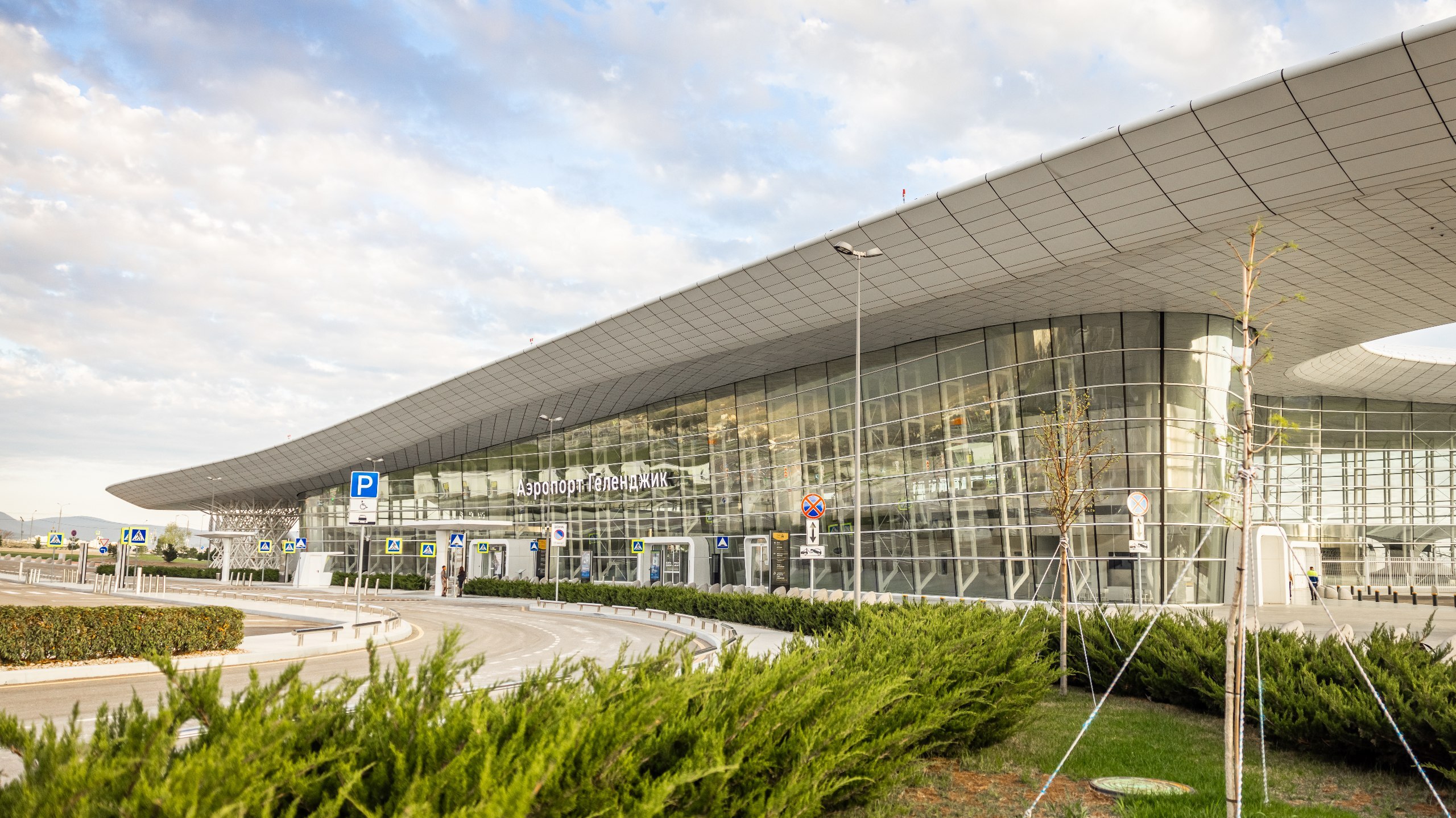 На сегодняшний день об открытии прямых рейсов в августе из Санкт-Петербурга объявили Utair и Smartavia