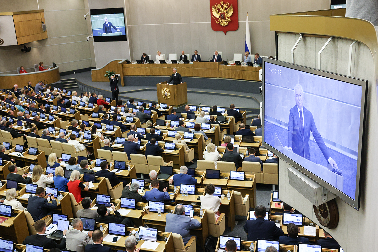 23 июля прошло итоговое пленарное заседание восьмой сессии VIII созыва Государственной думы, длившейся с 9 января. По словам спикера Вячеслава Володина, за это время нижняя палата приняла 354 закона, в том числе одобрила все необходимые инициативы, чтобы обеспечить реализацию послания президента на 100%. 15 документов были связаны с поддержкой участников спецоперации и членов их семей. Яркие кадры закрывшейся сессии – в галерее «Ведомостей».