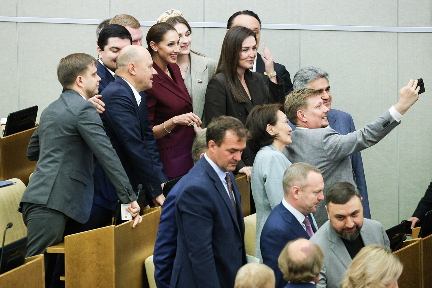 В эту сессию депутаты, в частности, приняли законы о защите русского языка, маркетплейсах, гражданских женах участников спецоперации, штрафах за поиск экстремизма в интернете, запрете размещения рекламы на сайтах нежелательных организаций.
