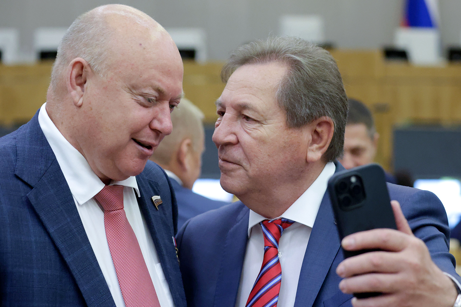 Первый заместитель председателя комитета по обороне Госдумы РФ Андрей Красов и депутат Госдумы РФ Михаил Кузьмин (слева направо) 