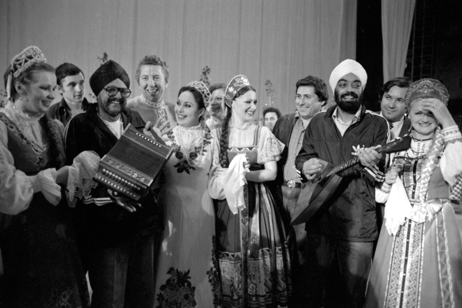 45 лет назад Олимпийские игры впервые проходили в социалистической стране. Для Советского Союза, который десятилетиями был отделен от остального мира «железным занавесом», они стали не только спортивным, но и культурным событием. В рамках цикла, посвященного Играм-80, «Ведомости» показывают, какая атмосфера царила в столице СССР в эти дни.На фото: спортсмены сборной Танзании с артистами Государственного академического русского народного хора имени Пятницкого.