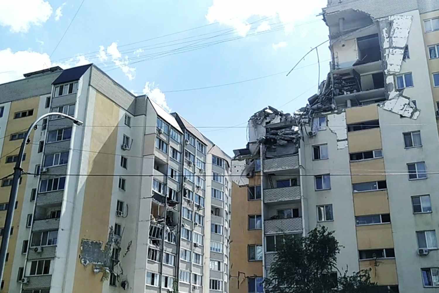 25 июля в Саратове в 11:12 по местному времени прогремел мощный взрыв в доме на улице Блинова. В результате произошло обрушение углового подъезда. Как сообщили экстренные службы, погибли шесть человек, в том числе ребенок. Предварительная причина случившегося – утечка газа, заявил глава региона Роман Бусаргин. На месте работают спасатели.