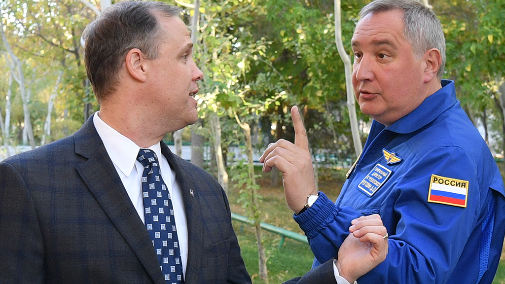 Глава NASA Джим Брайденстайн и директор «Роскосмоса» Дмитрий Рогозин во время встречи на космодроме Байконур в октябре 2018 г.
