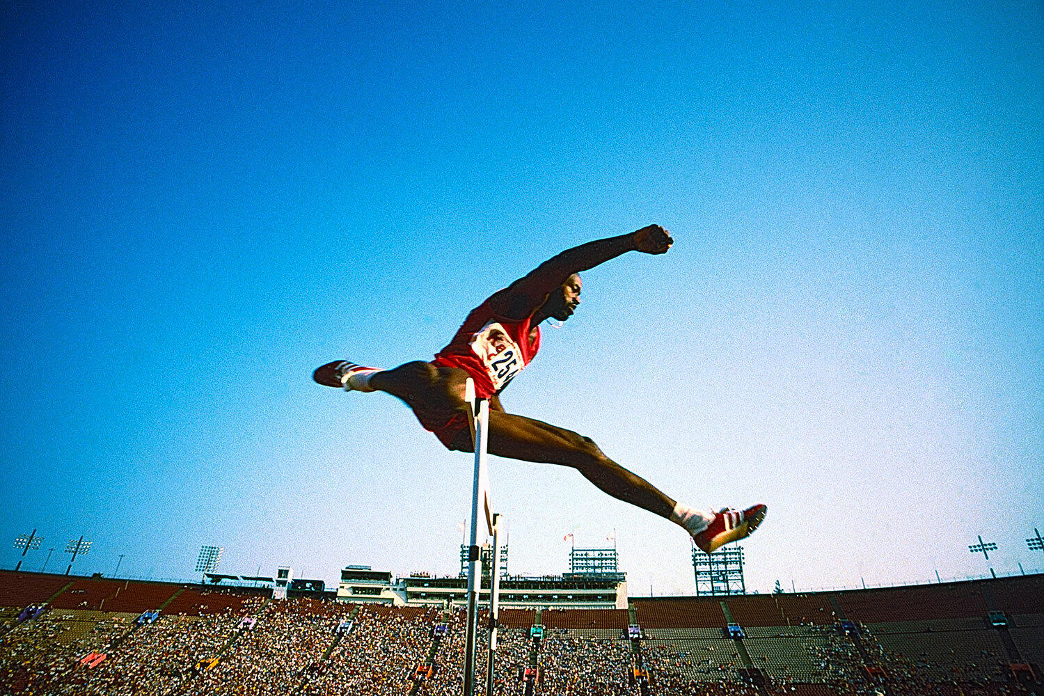 На Играх-1980 выступили более 5000 атлетов – это меньше, чем на любой из трех предыдущих летних Олимпиад, хотя медалей разыгрывалось больше (к примеру, в Мехико-1968 – 172 комплекта, а в Москве – 203). Сокращение числа участников стало следствием официального бойкота соревнований со стороны 65 стран из-за ввода советских войск в Афганистан в 197 г. При этом более тысячи спортсменов из этих государств получили разрешение Международного олимпийского комитета (МОК) выступить в Москве в индивидуальном порядке – без обозначения национальной принадлежности. Например, на Олимпиаду приехали британский легкоатлет Себастьян Коу, австралийская пловчиха Мишель Форд, швейцарский велогонщик Роберт Дилль-Бунди и французский дзюдоист Тьерри Ре. Все они вернулись домой с золотыми медалями. И все же Игры не досчитались важных героев – сильнейшего в мире прыгуна в воду, талантливого немецкого гребца, перспективного американского баскетболиста и даже, возможно, самого Диего Марадоны.Пожалуй, главная потеря Игр – это Эдвин Мозес. Американский бегун специализировался на дистанции в 400 м с барьерами. В 1980 он подходил к пику карьеры: ему было 24 года, за плечами – золото Монреаля-1976 с мировым рекордом в 47,64 сек. Тот успех принес ему известность, а его техника стала считаться образцовой – Мозес стабильно делал 13 шагов между барьерами, вместо обычных 14 или 15, которые требовались его соперникам. Так он выигрывал у них с явным преимуществом.Эдвин на несколько лет стал недосягаем для конкурентов в своей коронной дисциплине. В августе 1977 г. он успешно выступил на чемпионате мира в Дюссельдорфе и с тех пор на разных соревнованиях выиграл 122 забегов подряд. Невероятная серия продлилась почти 10 лет – до июня 1987 г. За месяц до старта Олимпиады Мозес установил очередной мировой рекорд – 47,13. Это на 1,57 сек быстрее западногерманского бегуна Фолькера Бека, который завоевал золото в Москве. Неудивительно, что престижный журнал Track & Field News признал именно Эдвина легкоатлетом 1980 г. Бойкот Мозес переживал тяжело. «Нам не разрешили ехать по не до конца понятной причине», – вспоминал бегун. И утверждал, что жесткая позиция США стоила ему «семизначной суммы» призовых и бонусов. Впрочем, на Олимпиаде-1984 он снова вышел на старт и ожидаемо выиграл.