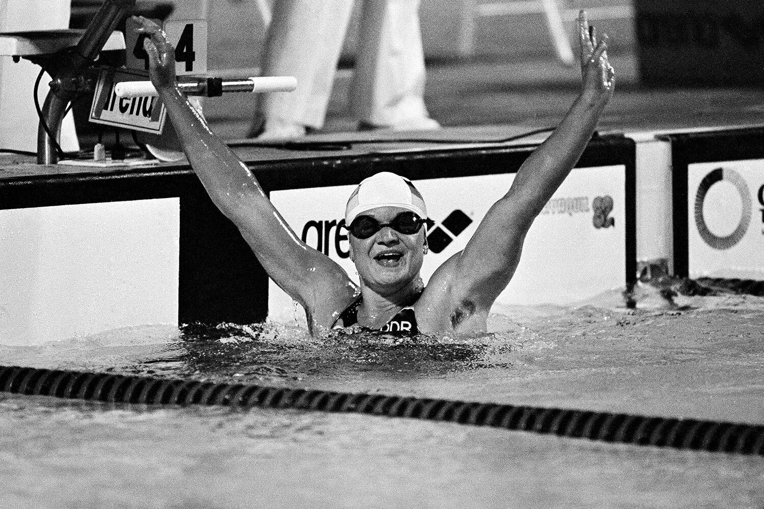 Пловчиха Трейси Колкинс также мечтала поехать на Игры-1980. Она рано стала звездой. На чемпионате мира-1978 американка выиграла пять золотых медалей и одну серебряную. К тому моменту ей исполнилось 15, и тогда же ее признали лучшим спортсменом-любителем в США. Колкинс стала самым юным лауреатом в истории премии. На этом ее успехи не заканчивались. В январе 1980-го она установила мировой рекорд на дистанции в 200 м комплексным плаванием (2:13,69), который, впрочем, вскоре побила ее главная соперница тех лет – Петра Шнайдер из ГДР. Их дуэли на Олимпиаде зрители так и не дождались. За несколько недель до Игр в интервью Sports Illustrated Колкинс призналась: «Возможно, к 1984-му я уже буду на спаде. Пока не беспокоюсь об этом, но задумываюсь, когда вижу, как выступают 12-ти и 13-летние дети». Колкинс повезло, в Лос-Анджелесе 21-летняя спортсменка выиграла три олимпийских золота – и вскоре завершила карьеру. Тогда для плавания это было нормой.